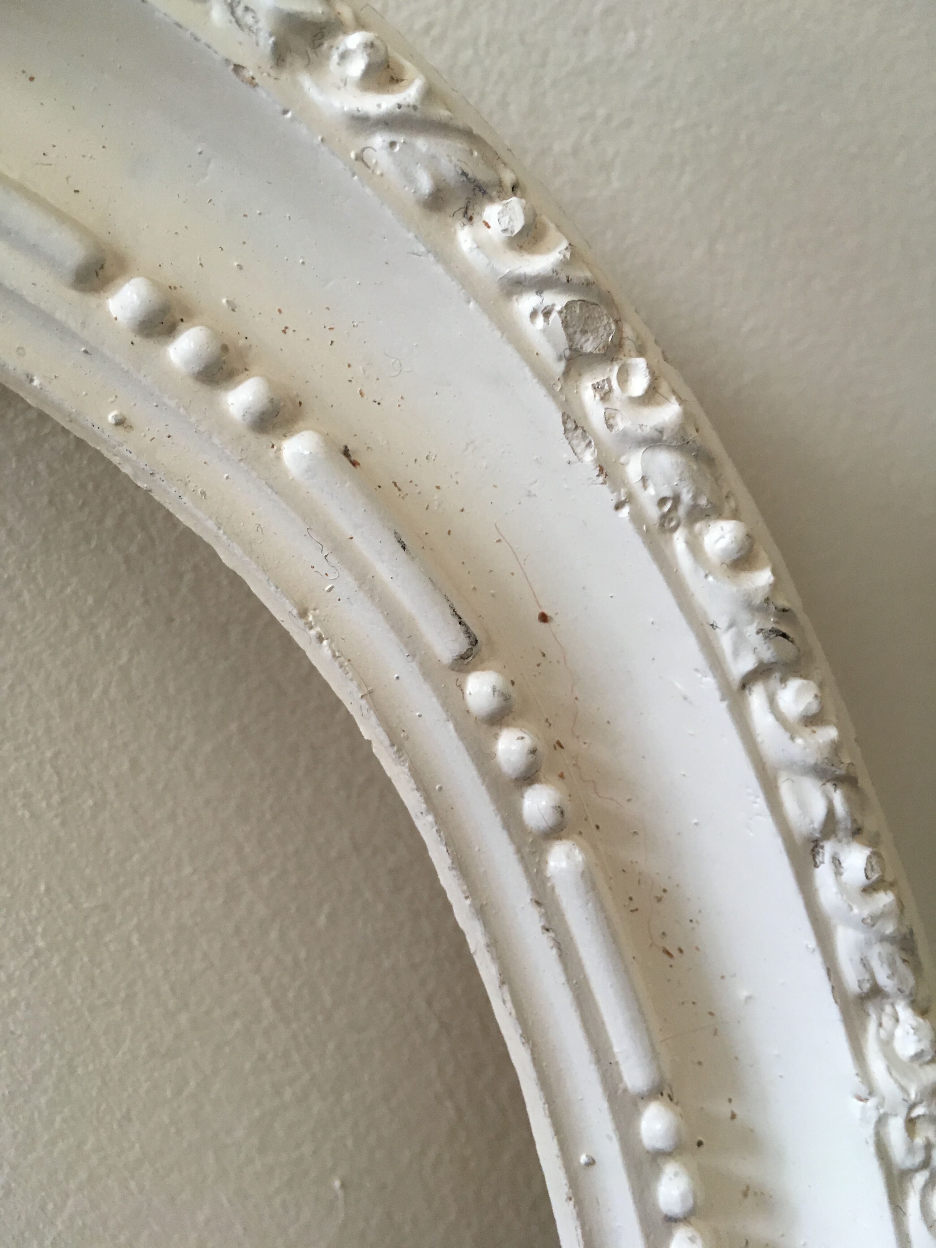 Set of 2 wooden frames of white color