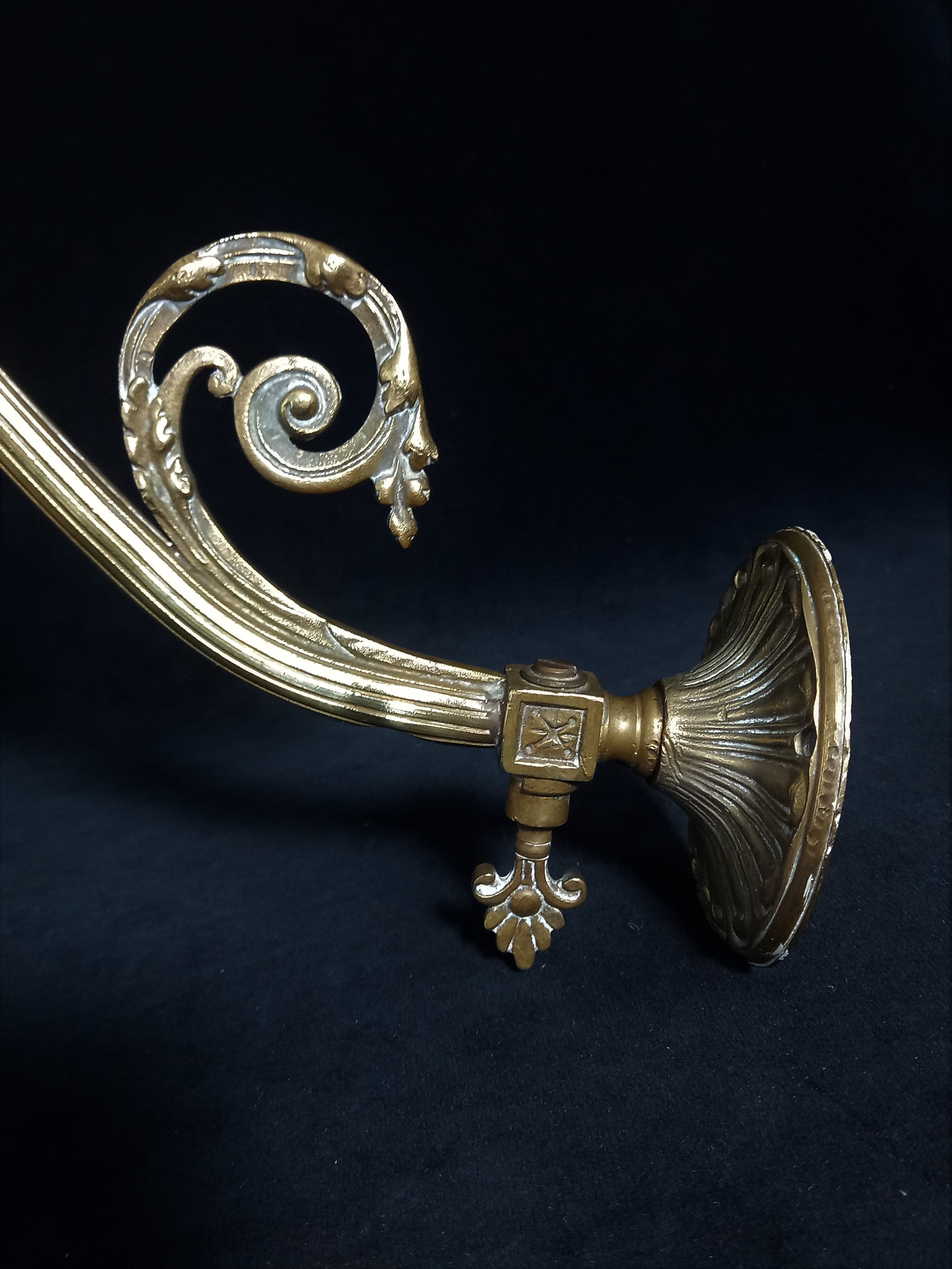 Brass wall lamp with speckled glass tulip