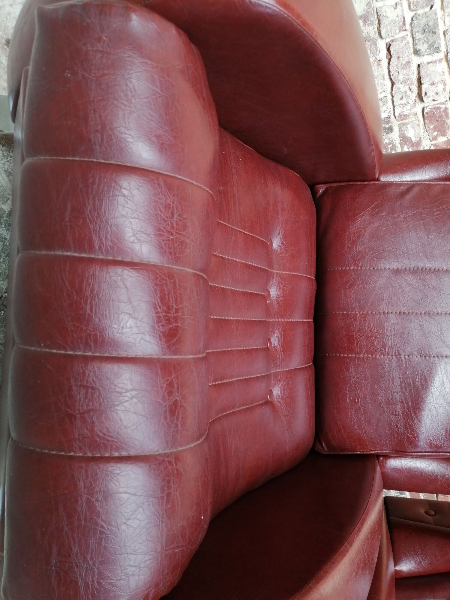 Couple de fauteuil en simili cuir rouge bordeaux, annees 70