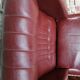 Couple de fauteuil en simili cuir rouge bordeaux, annees 70