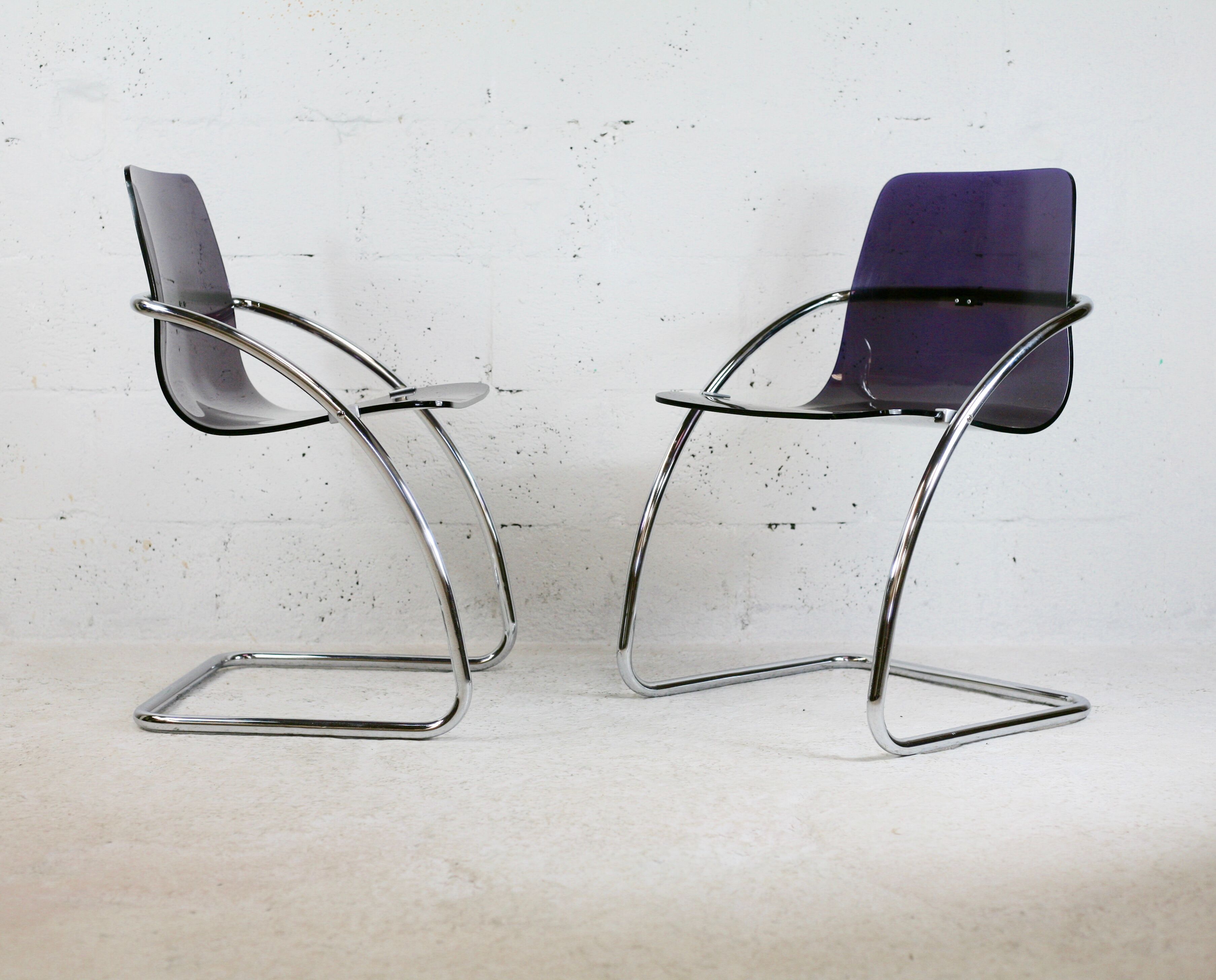 Pair of chairs by Yves Christin, tubular steel, purple plexiglass. Ed. Airborne, France cira 1970