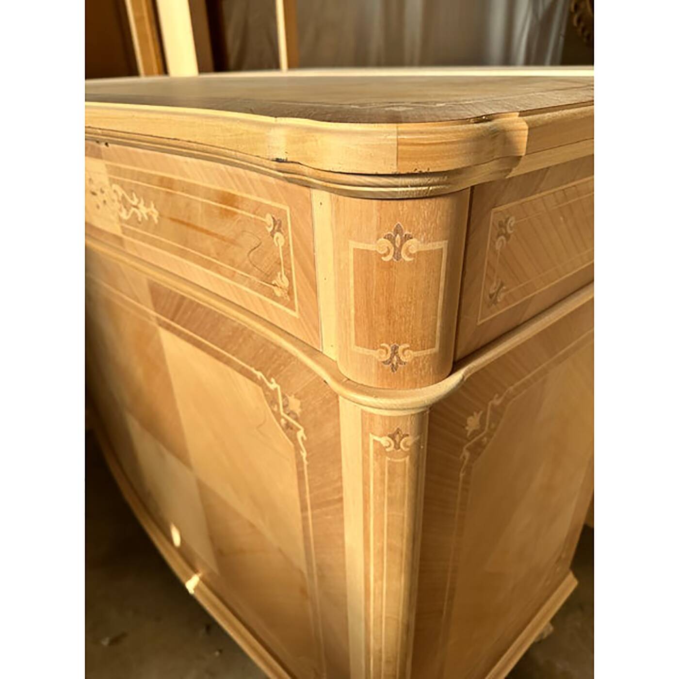 Buffet contemporain italien en noyer naturel avec incrustations de cerisier