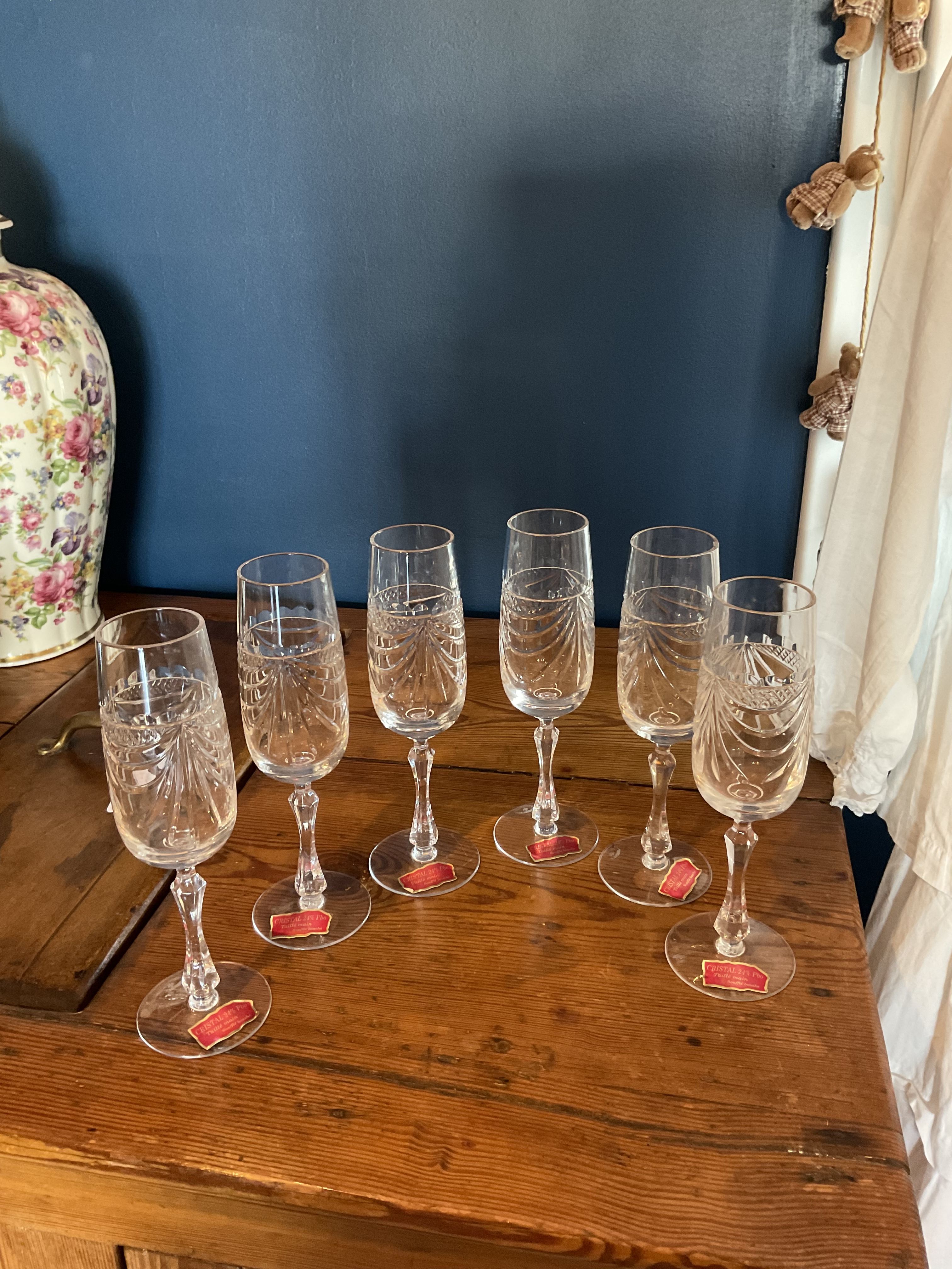 18 verres .6 vin .6 eau .6 flûtes.cristal de Lorraine.