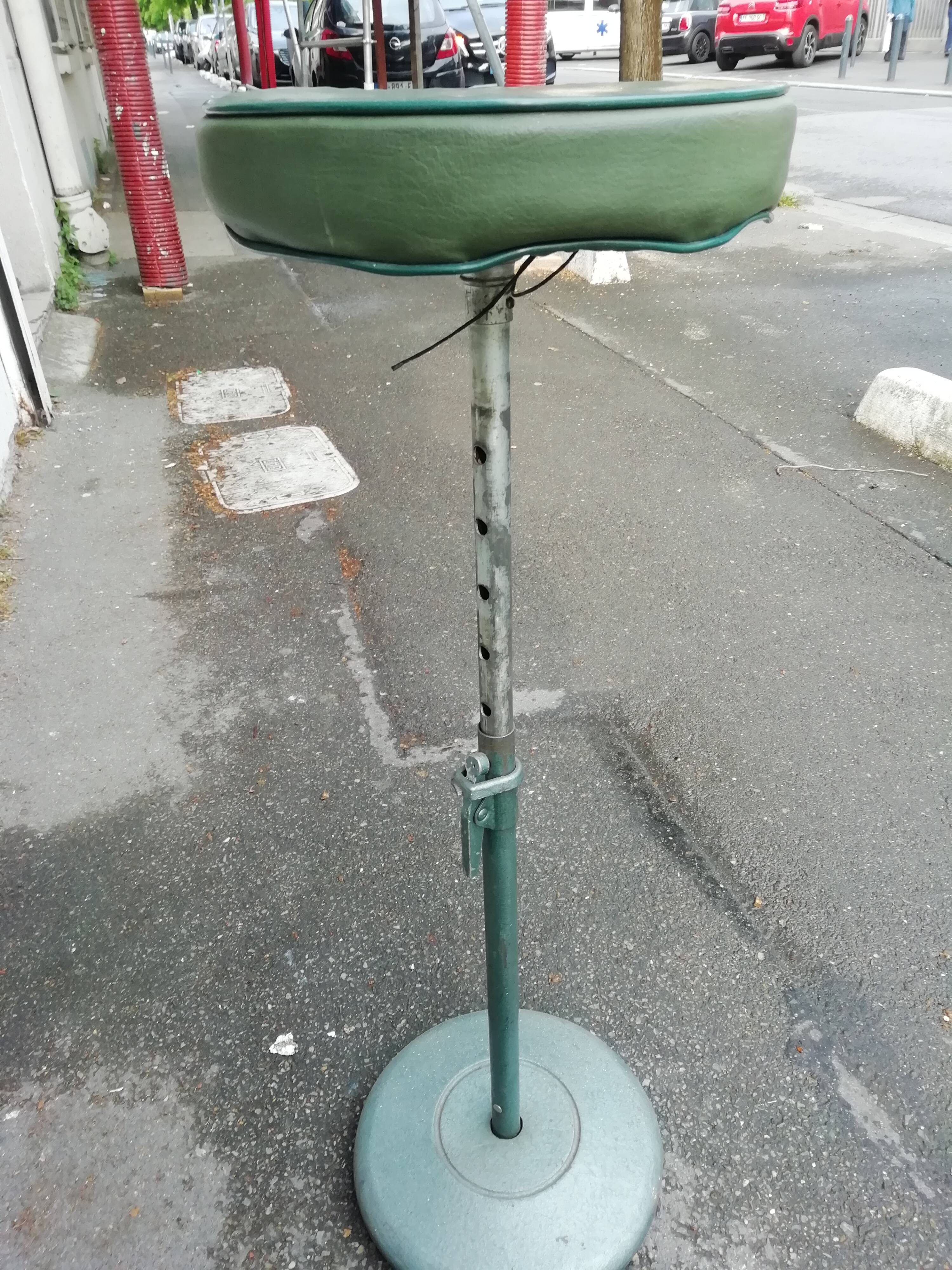 Industrial workstation stool