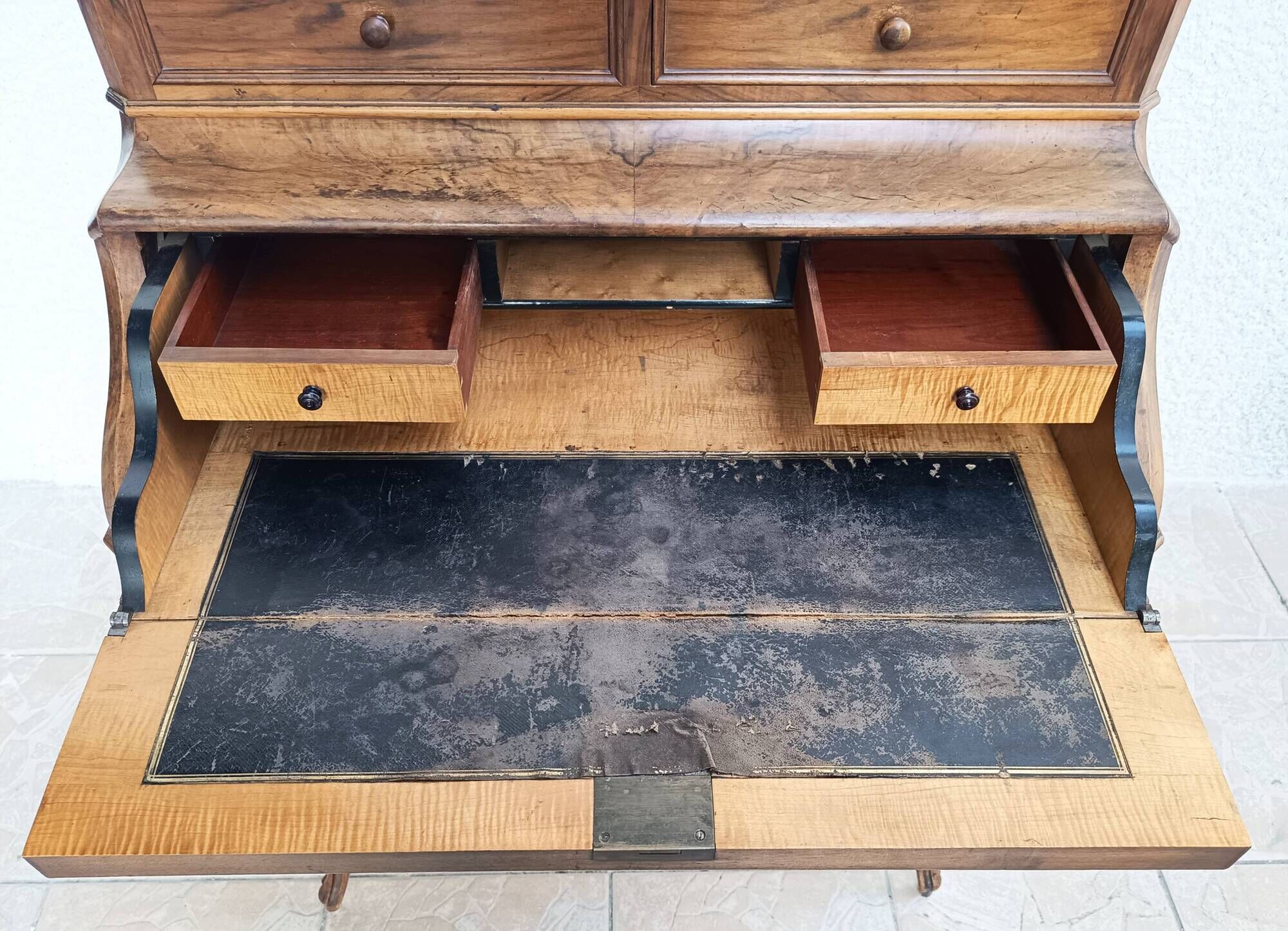 Louis XV slant-top desk in walnut, 19th century.