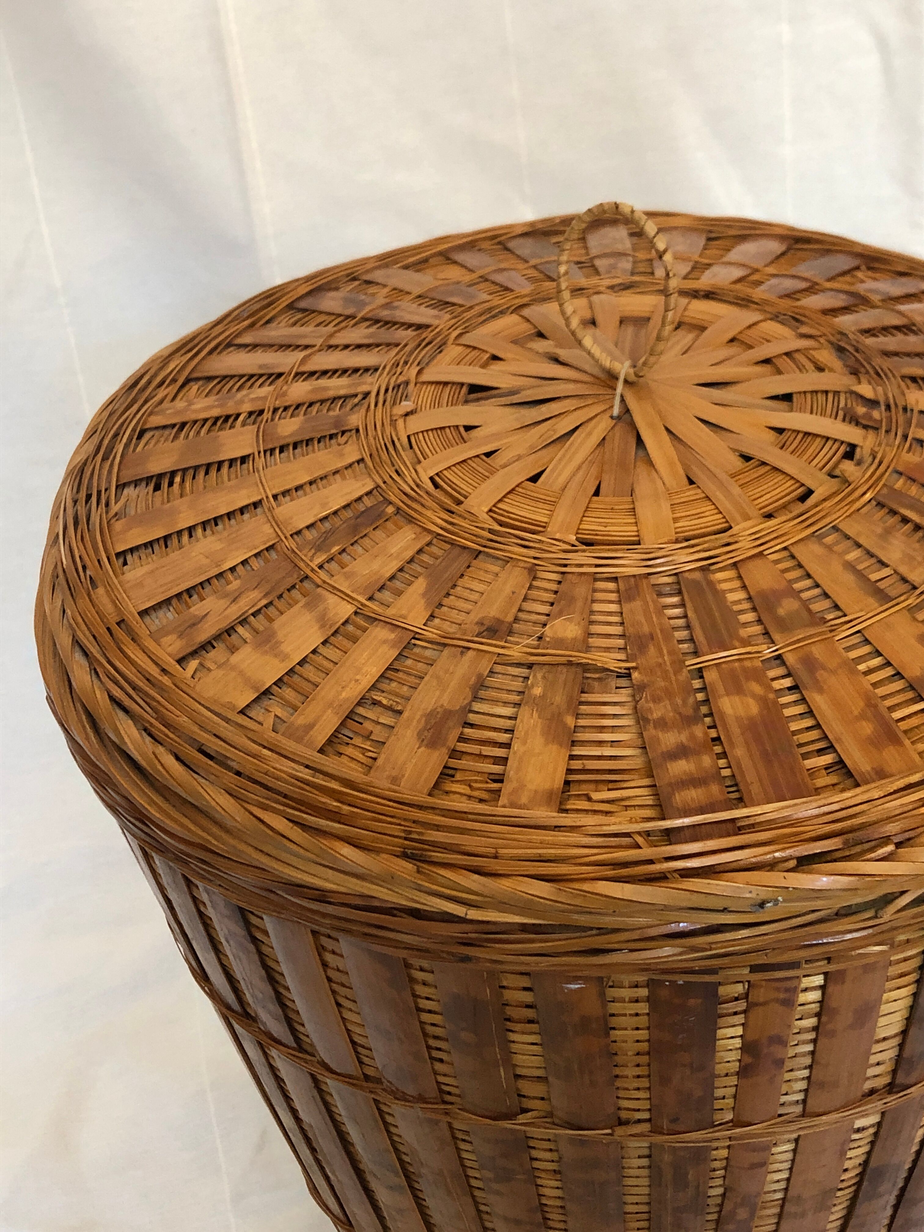 Wicker basket with lid