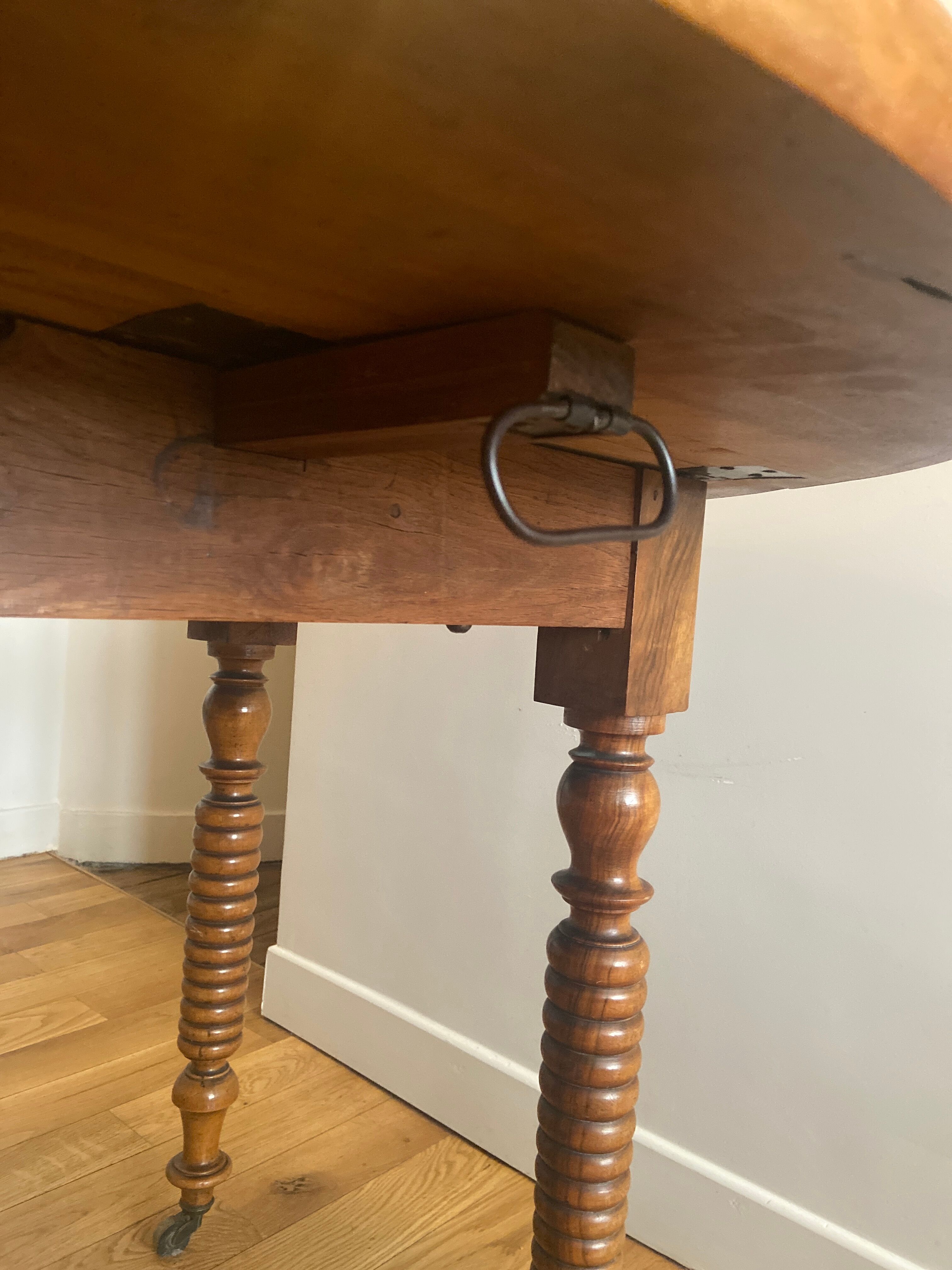 Round table with flaps