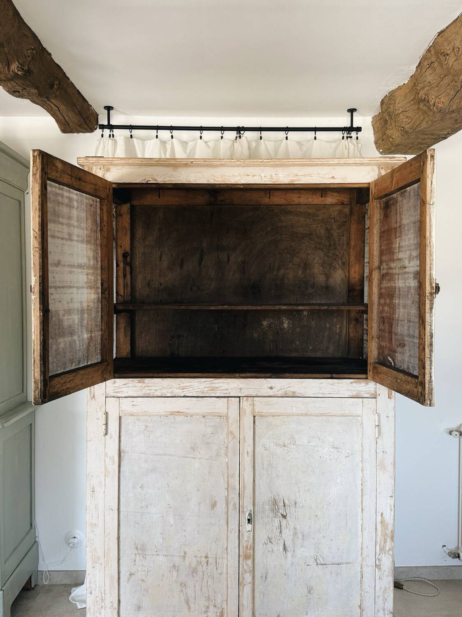 Buffet, vaisselier en bois patiné écru