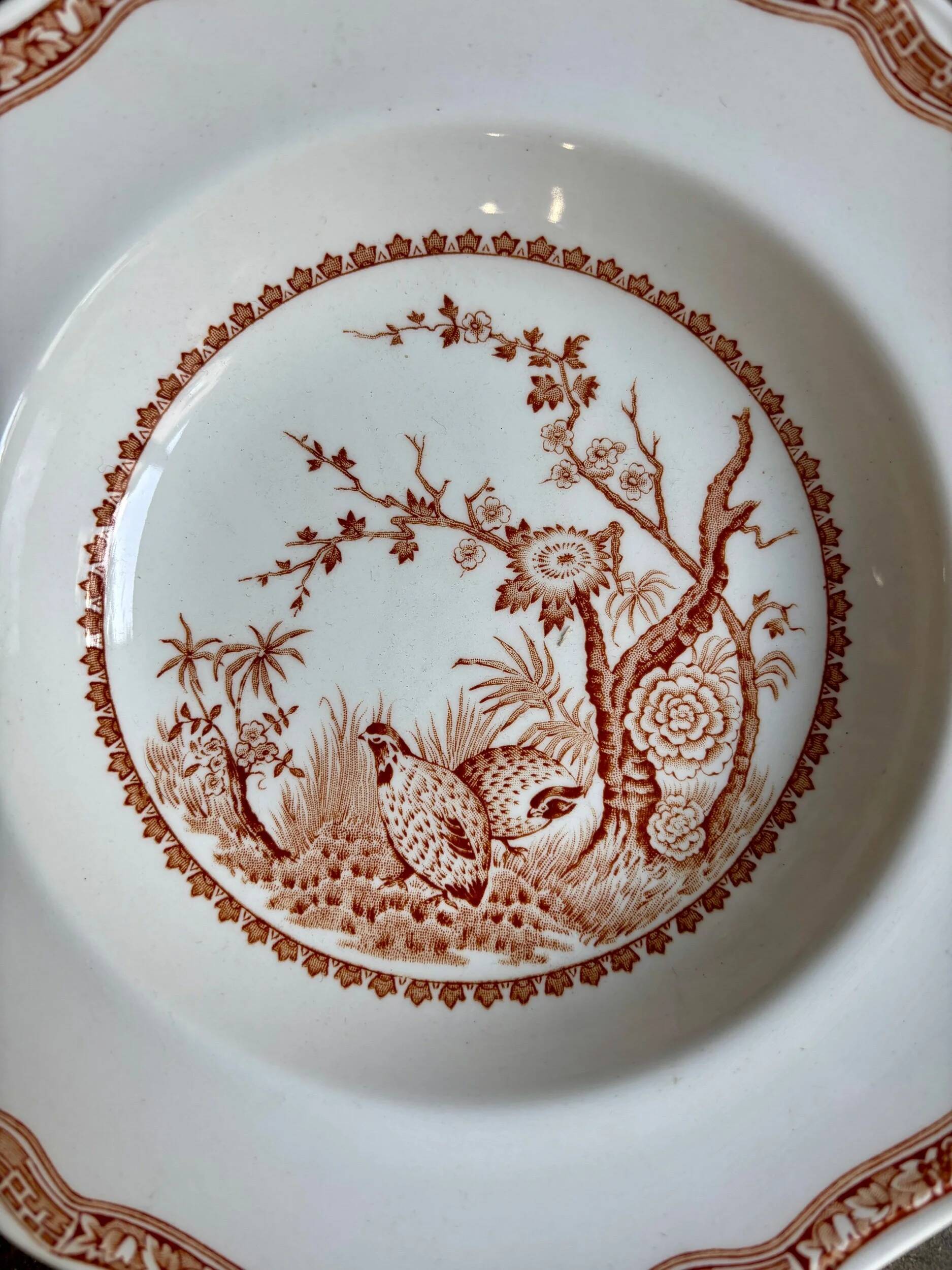 Assiette creuse en terre de fer anglaise ocre, service "Furnivals Quail"