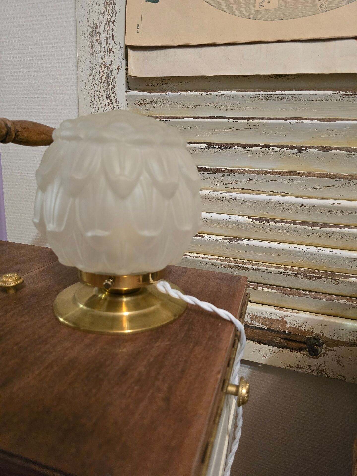 Vintage Art Deco table lamp with its artichoke globe.