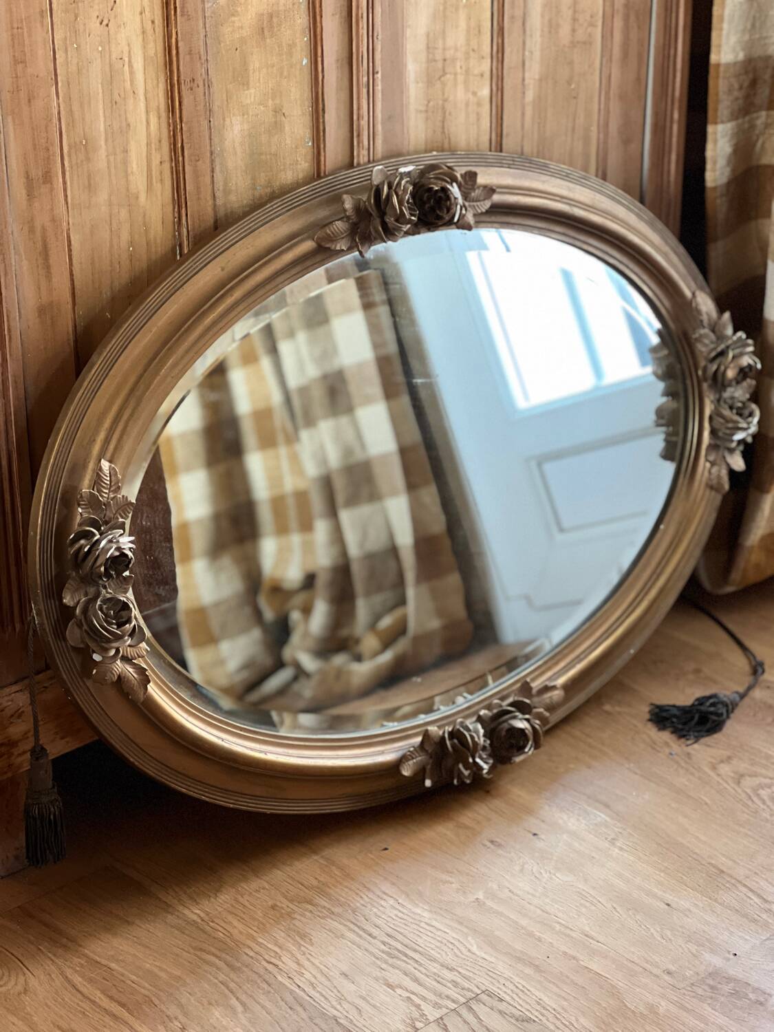 Oval gold mirror