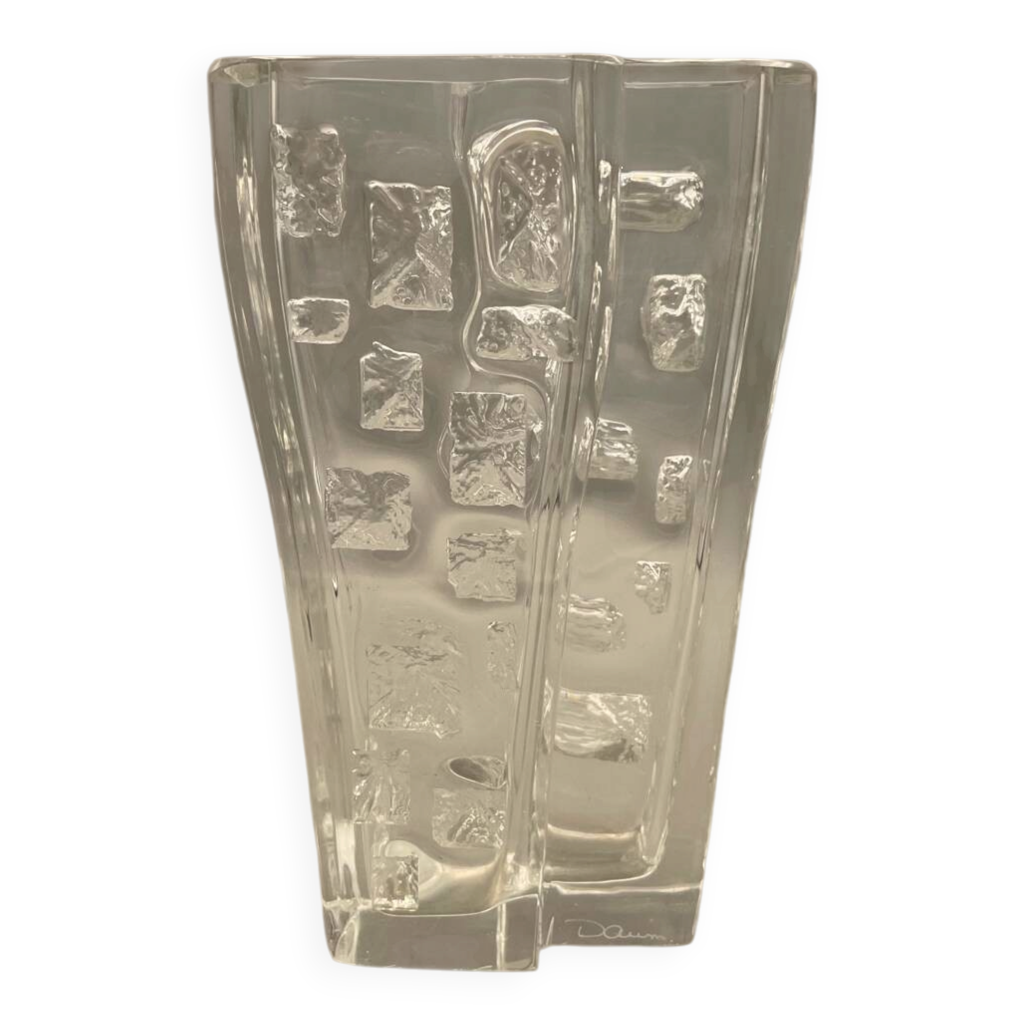 Vase en cristal épais Daum. Décor sculpté forme moderniste. 1960 - 70