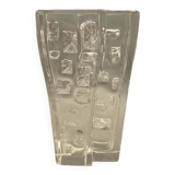 Vase en cristal épais Daum. Décor sculpté forme moderniste. 1960 - 70