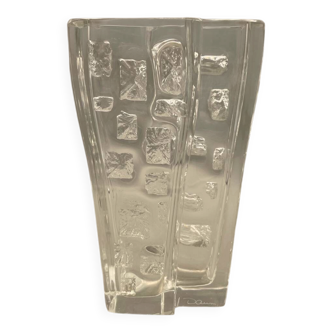 Vase en cristal épais Daum. Décor sculpté forme moderniste. 1960 - 70