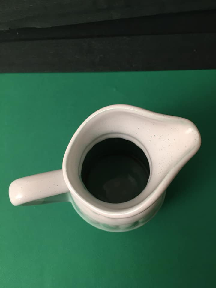 Pichet en céramique blanc et son vert pastel d’une contenance de 75 cl