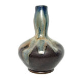Vase coloquinte en grès émaillé. Signé