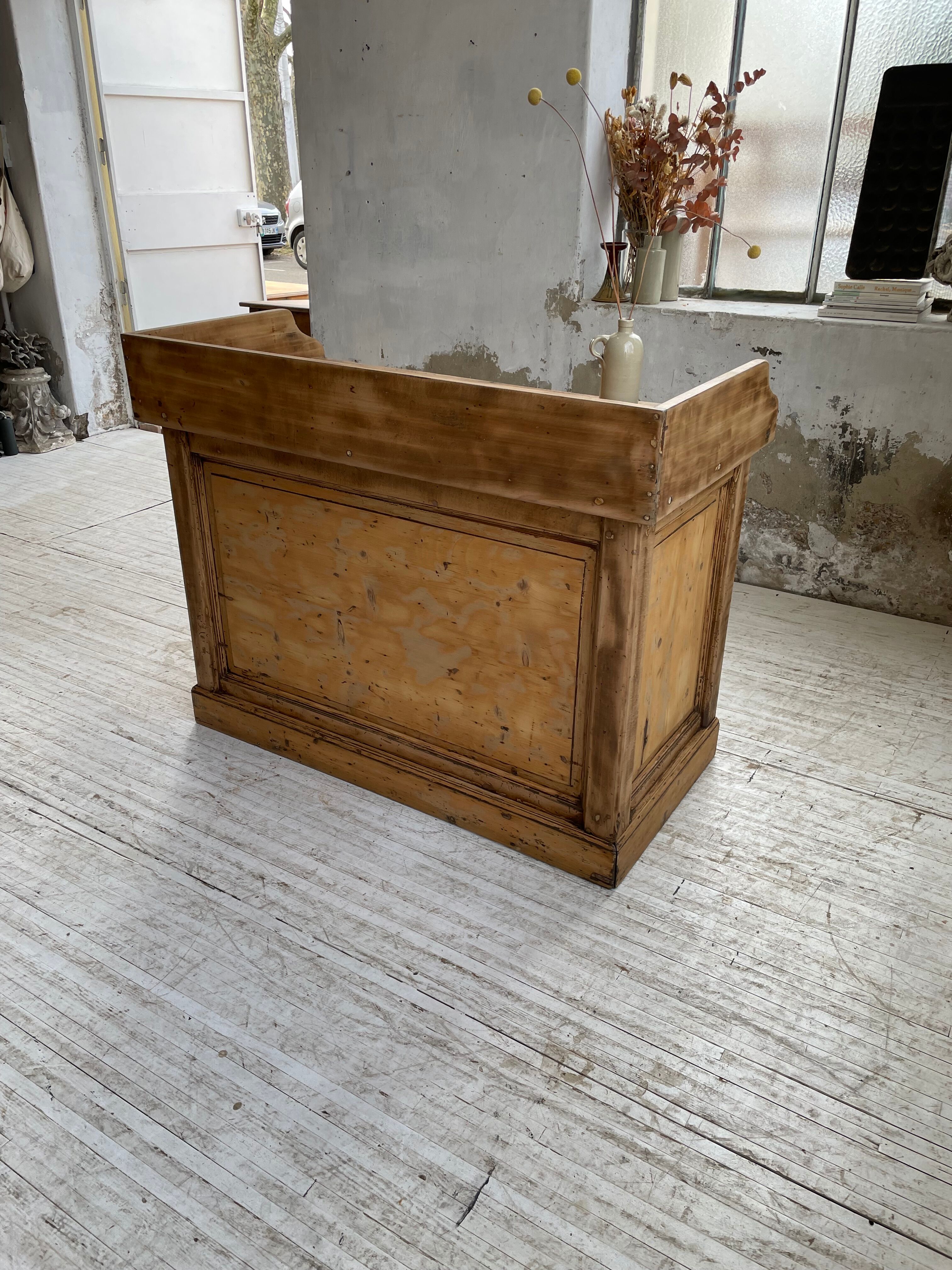 Trading counter central island pine