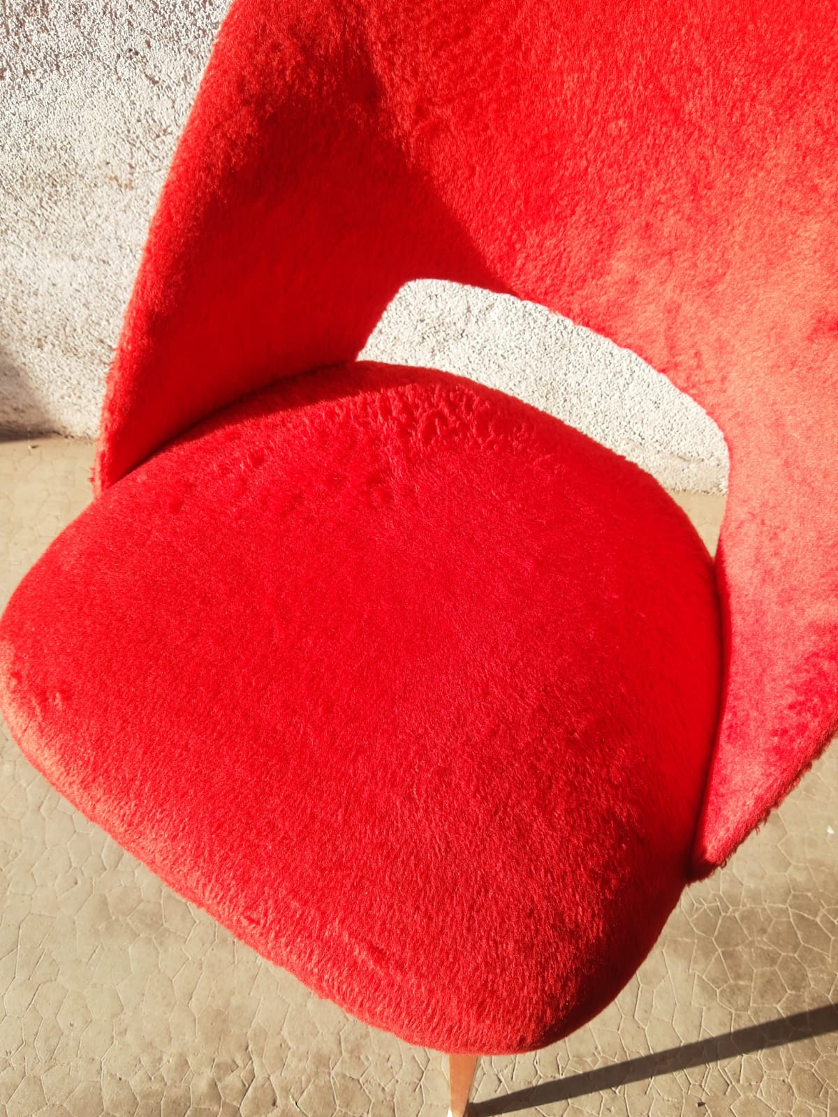 Chaise tonneau en moumoute rouge pieds compas années 60-70