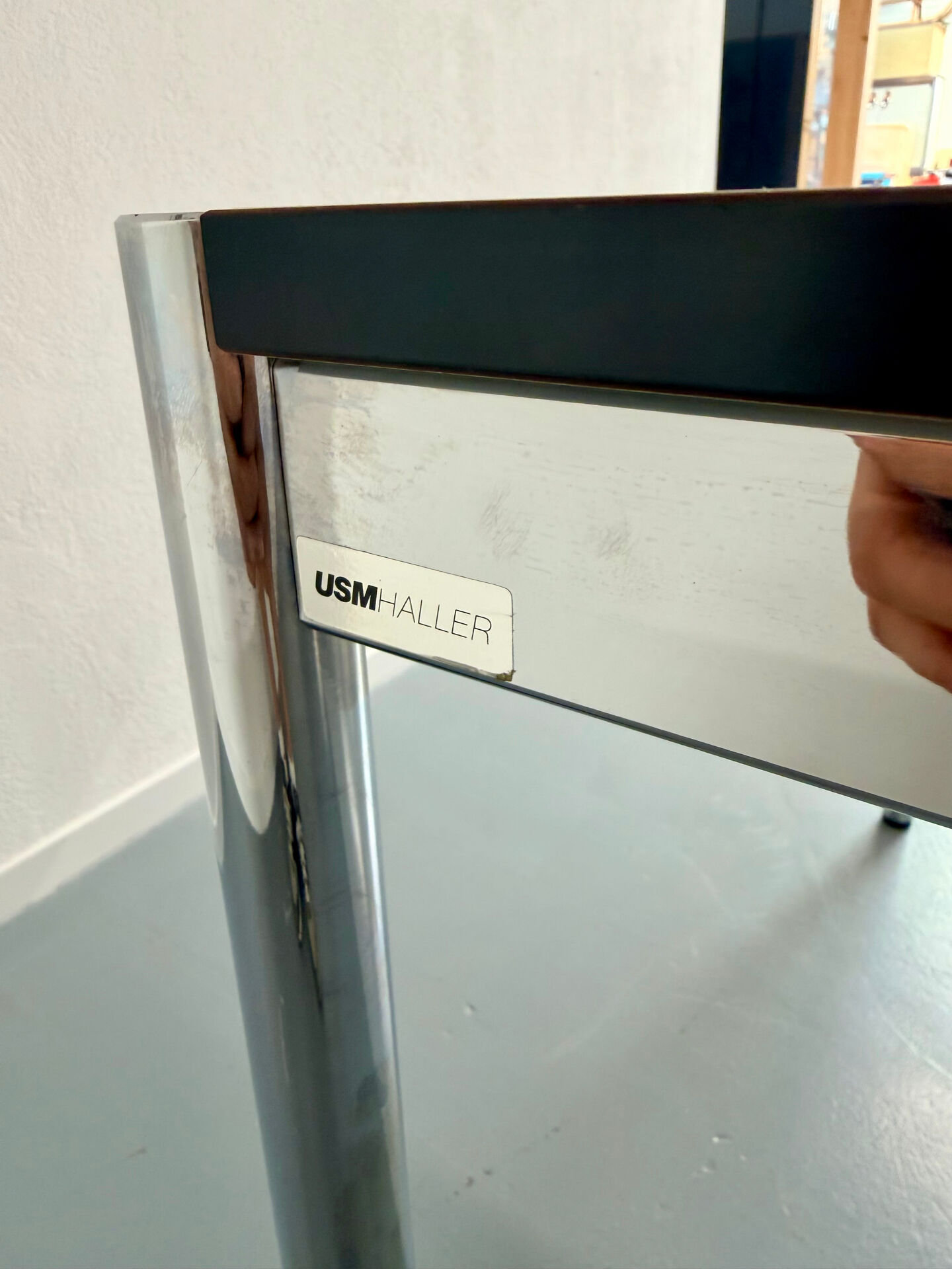 Large table design USM Haller with a white top and chrome structure.