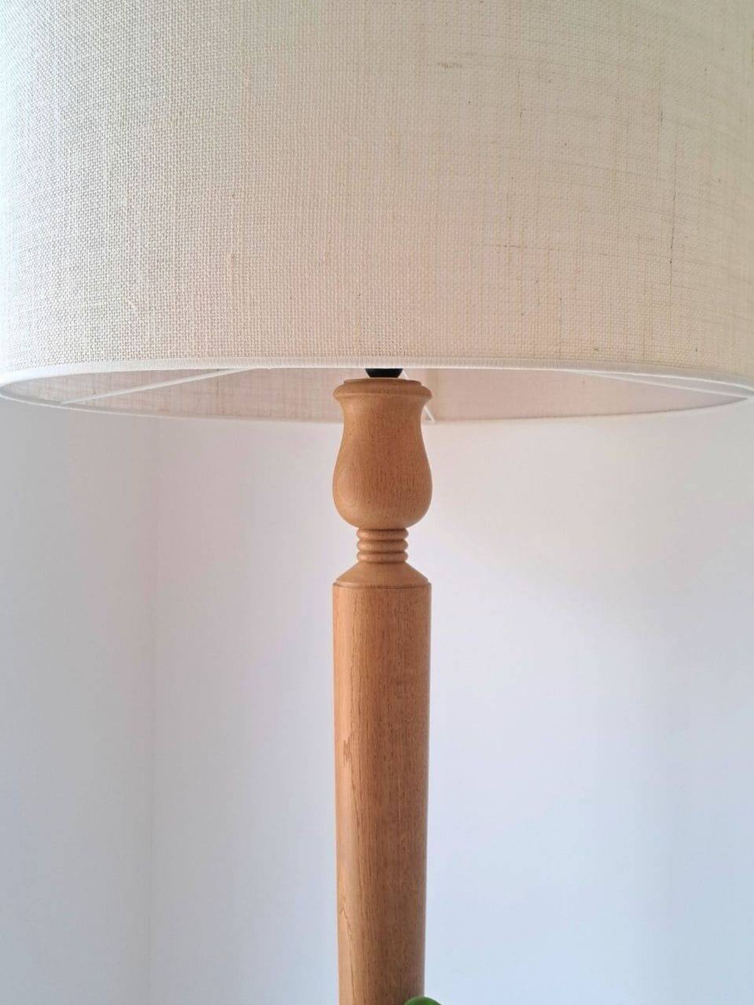 Lampadaire vintage en chêne massif à tablettes, années 1960