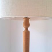 Lampadaire vintage en chêne massif à tablettes, années 1960