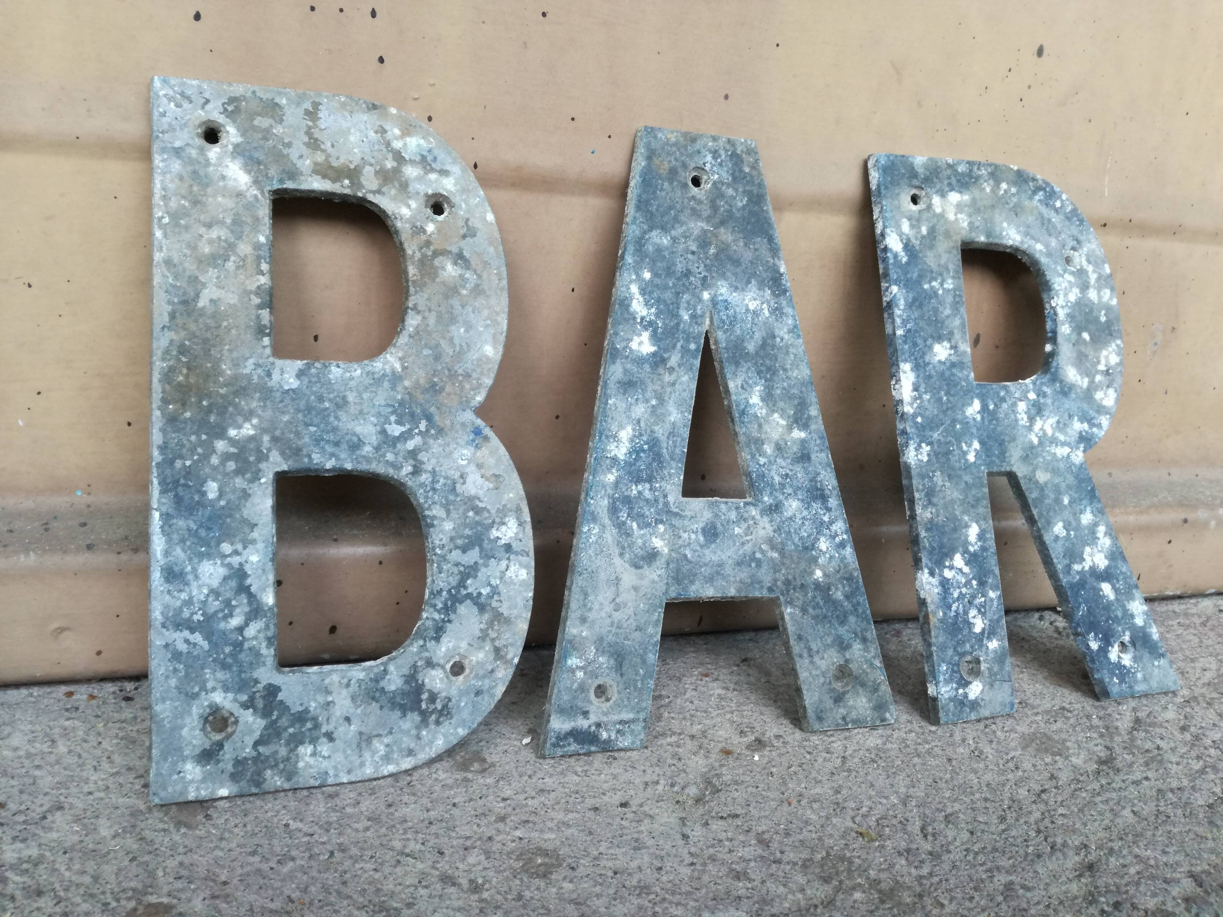 Bar en lettres métalliques vintage