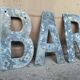 Bar en lettres métalliques vintage