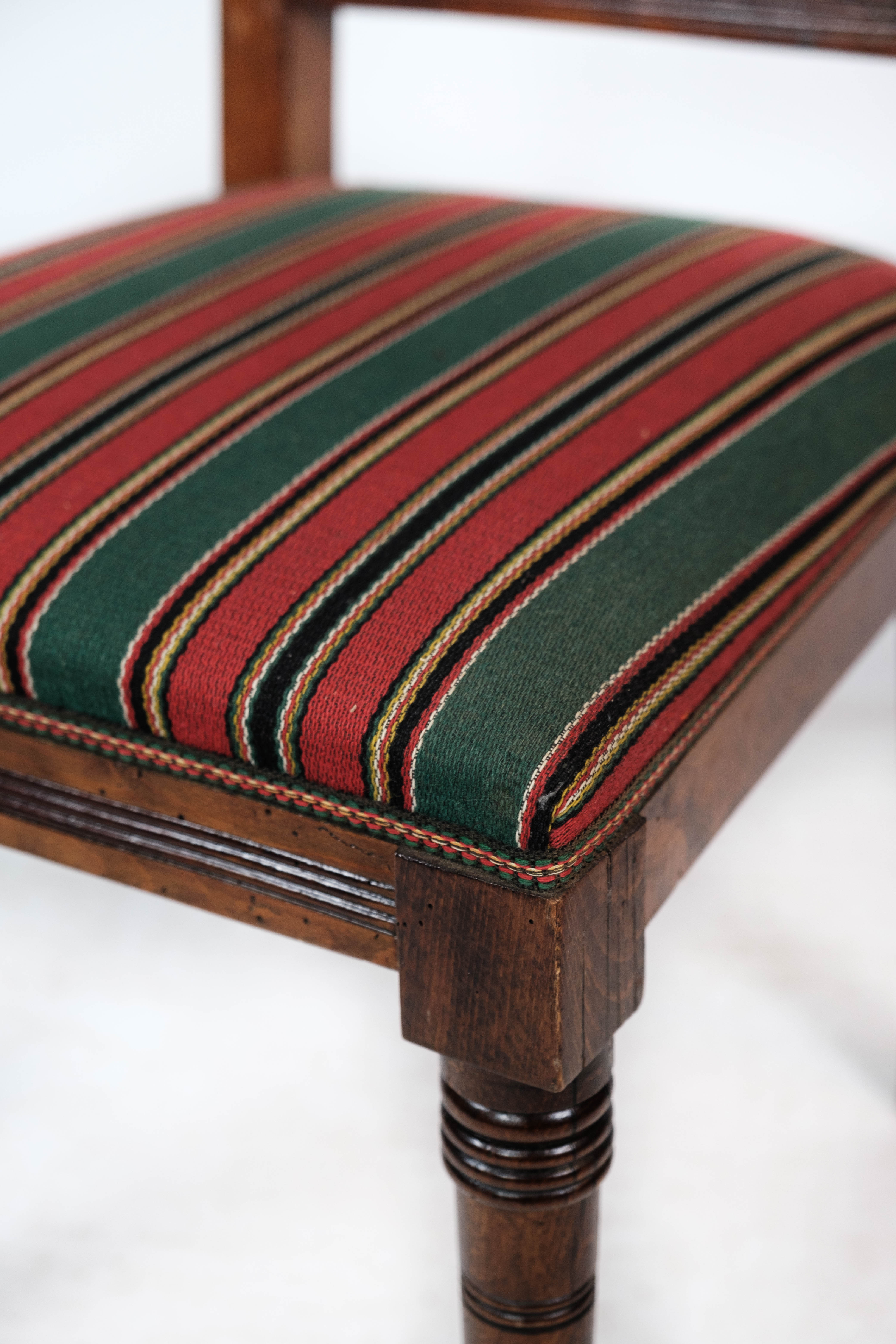 Ensemble de six chaises de salle à manger en chêne et rembourrées de tissu rayé, années 1920