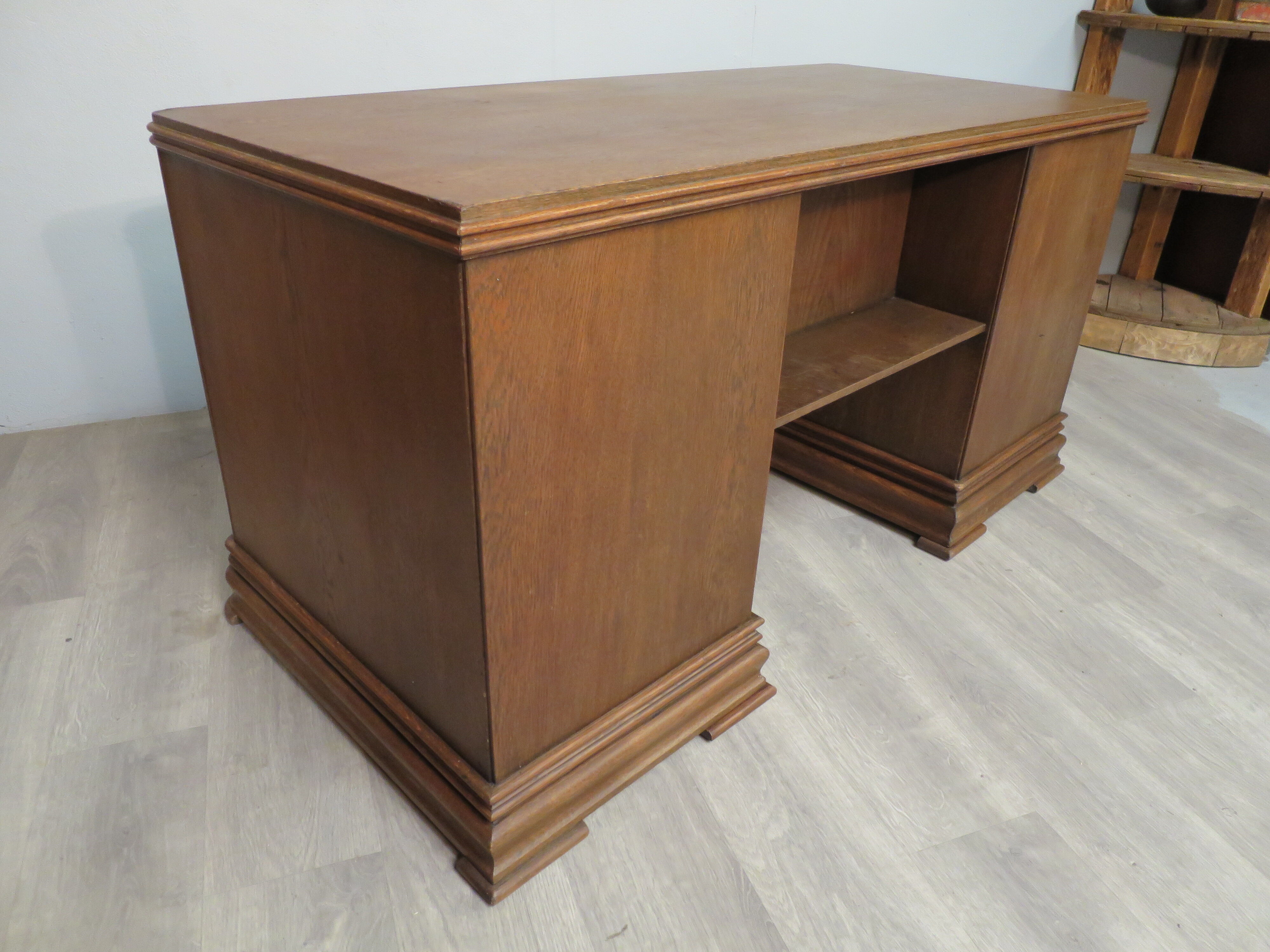 Bureau de milieu en chêne et loupe