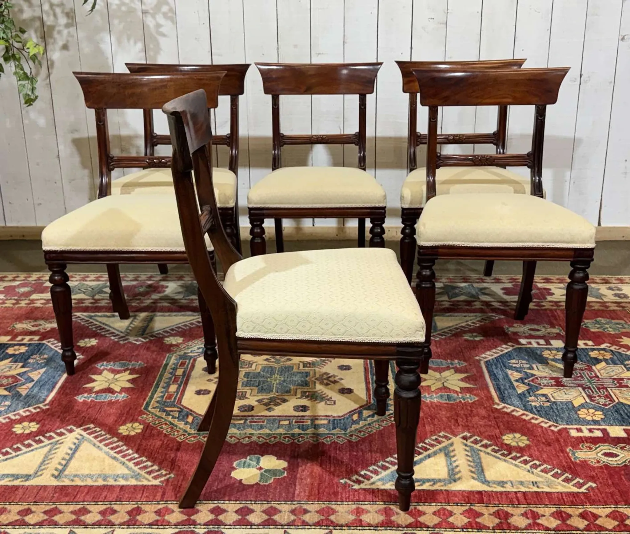 Set of 2 armchairs and 6 English mahogany chairs from the 1950s.