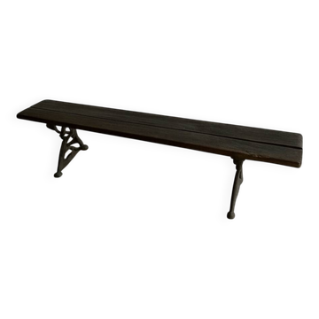 Banc de jardin ancien en bois brun foncé et fonte noire avec assise en bois massif patiné