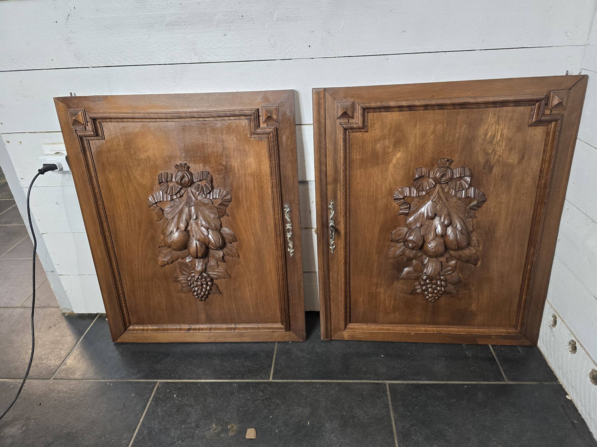 Paire de portes en bois sculpté en noyer