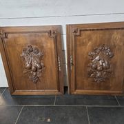 Paire de portes en bois sculpté en noyer