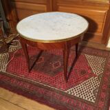 Coffee table with a veined white marble top