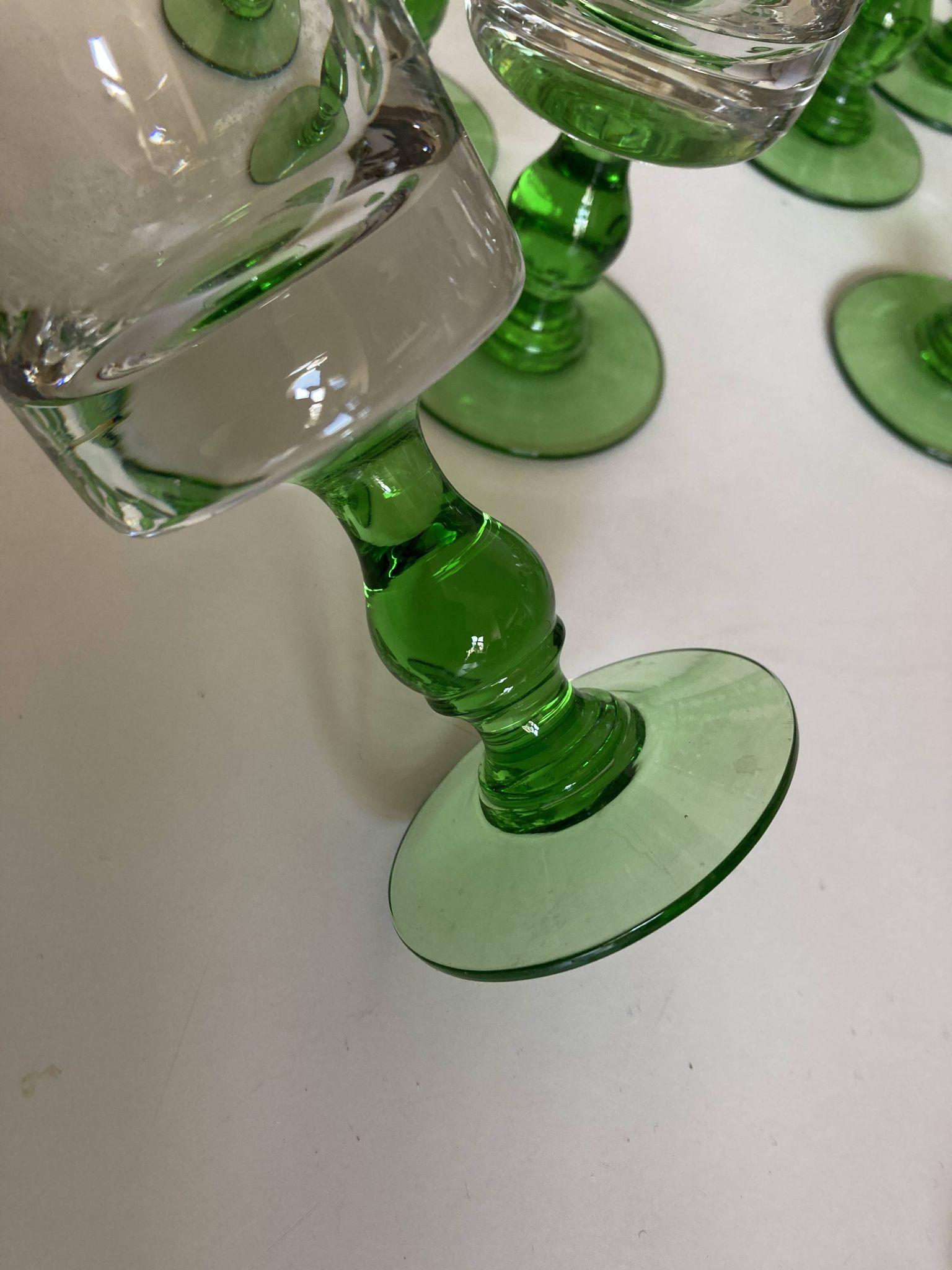 Set de 12 verres gobelets massifs à pied 1960
