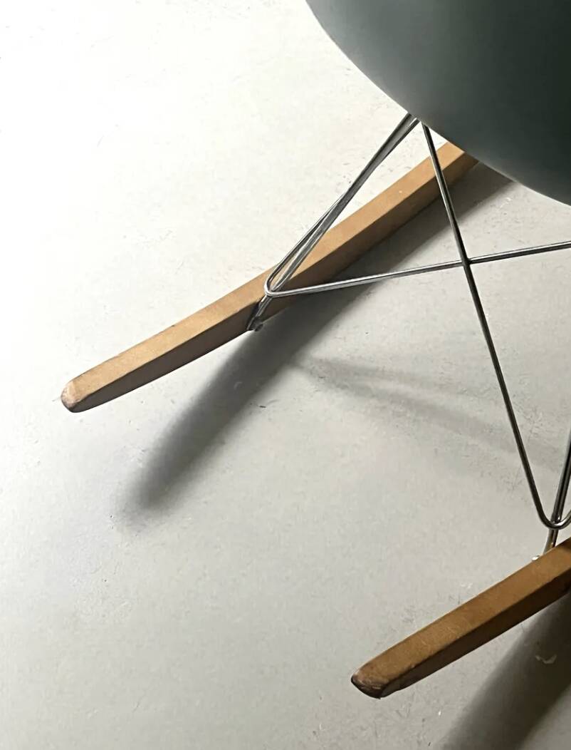 Eames Plastic Armchair RE RAR rocking chair design, Vitra edition