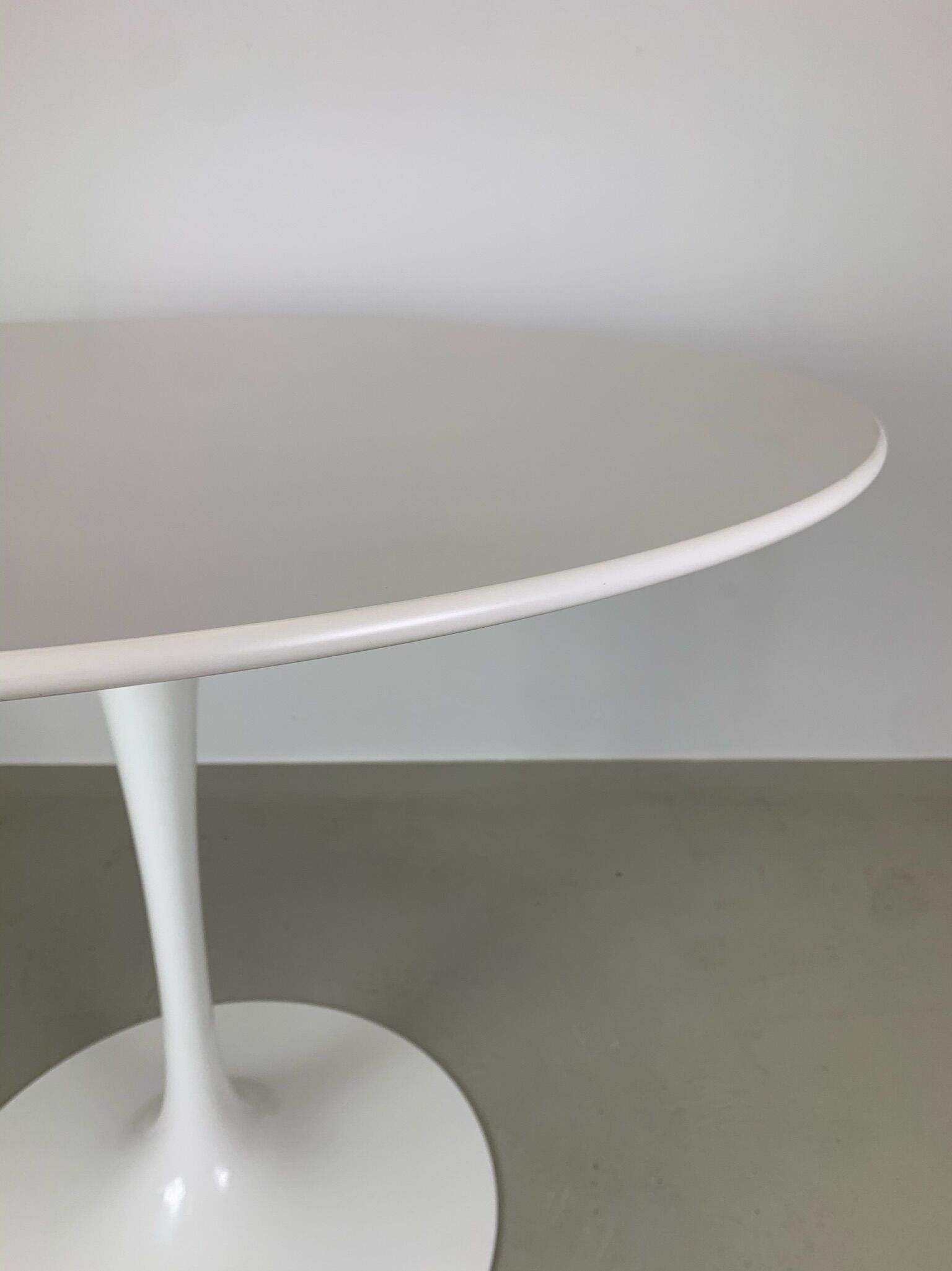Eero Saarinen Tulip Dining Table white