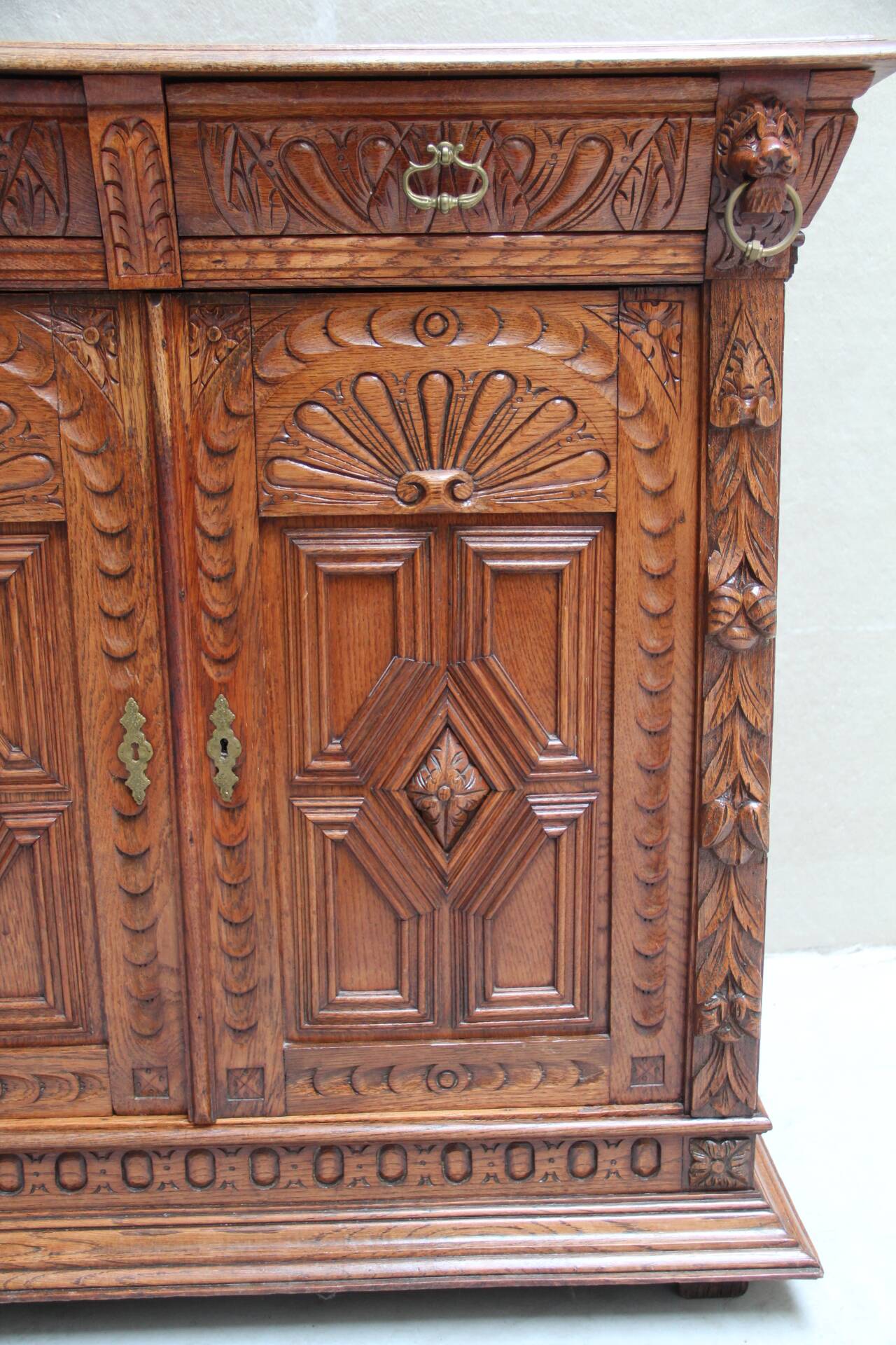 Imposing Neo-Renaissance oak sideboard, late 19th century.