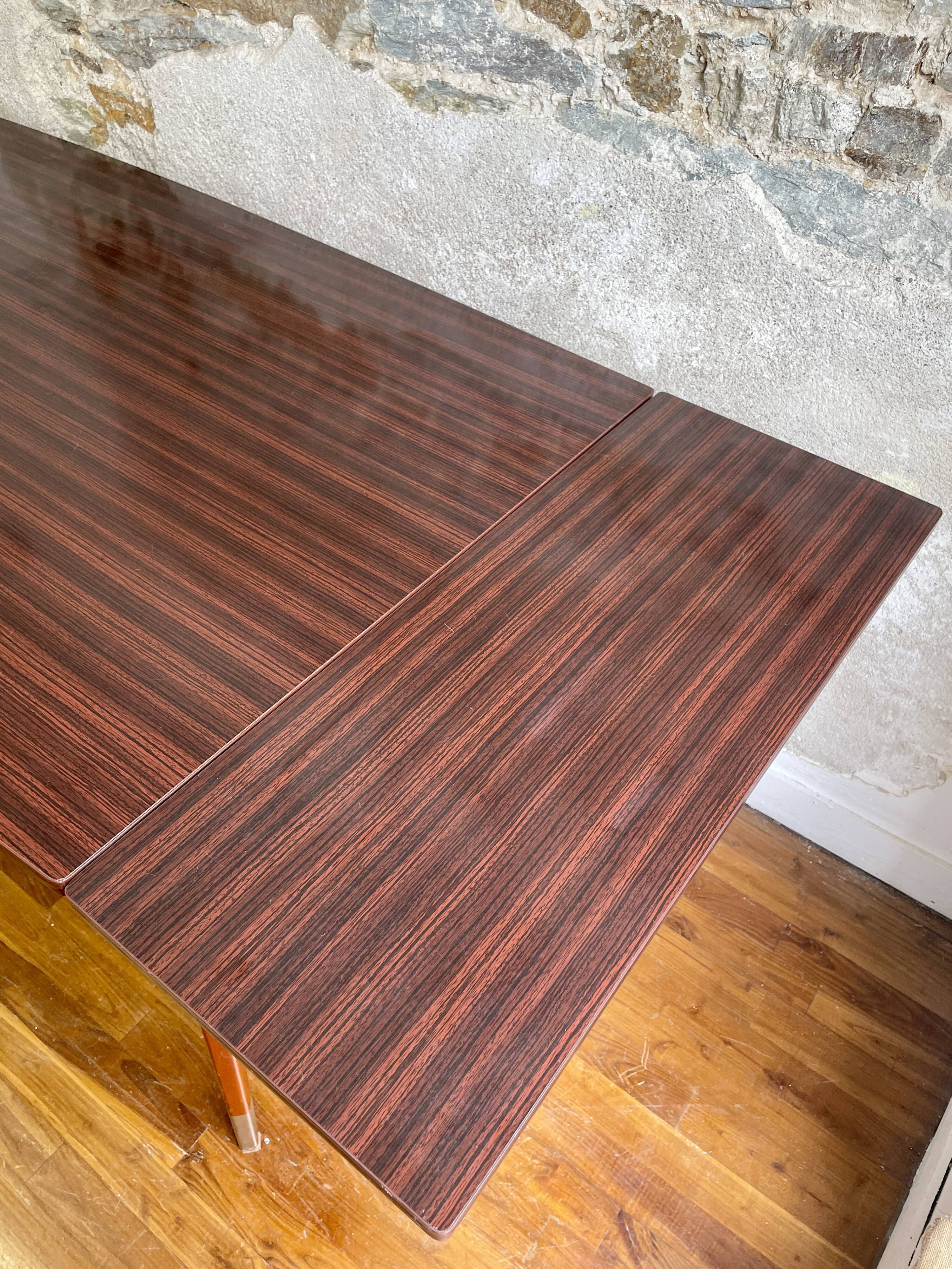 Extendable dining table compass feet