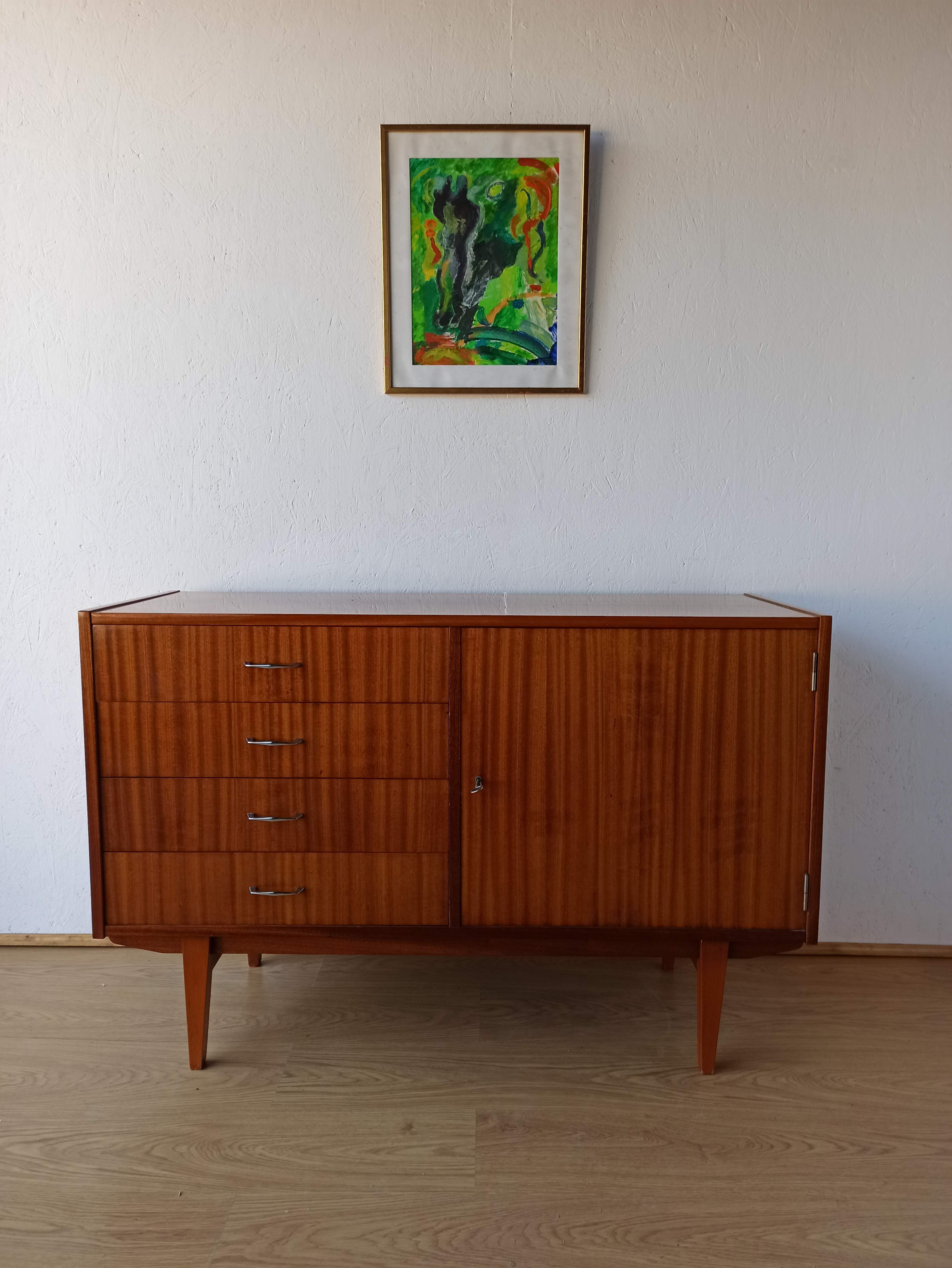 Buffet moderniste des années 1970
