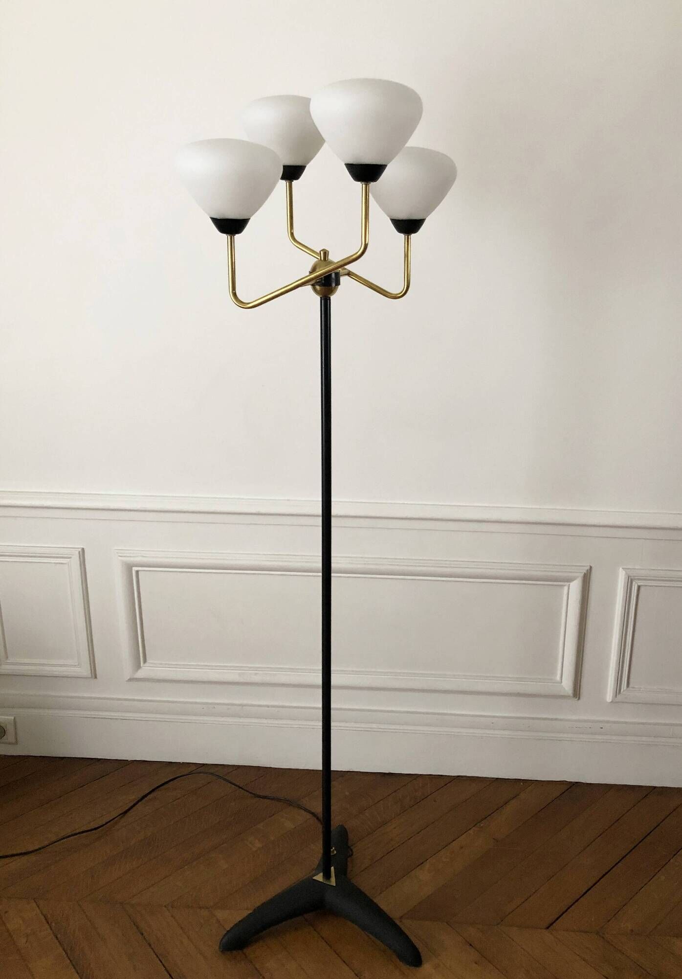 Modernist floor lamp with 4 lights in brass and opaline, Stilnovo style – Year 1960