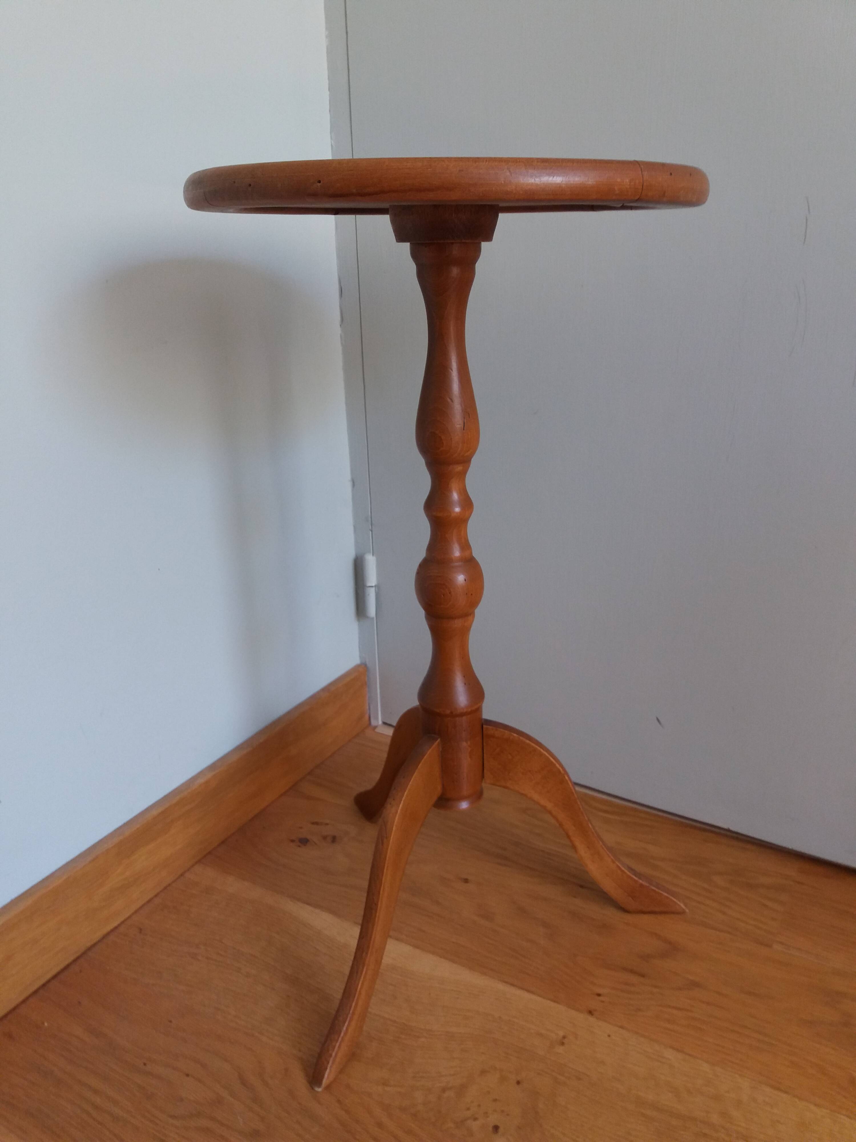 Tripod pedestal table