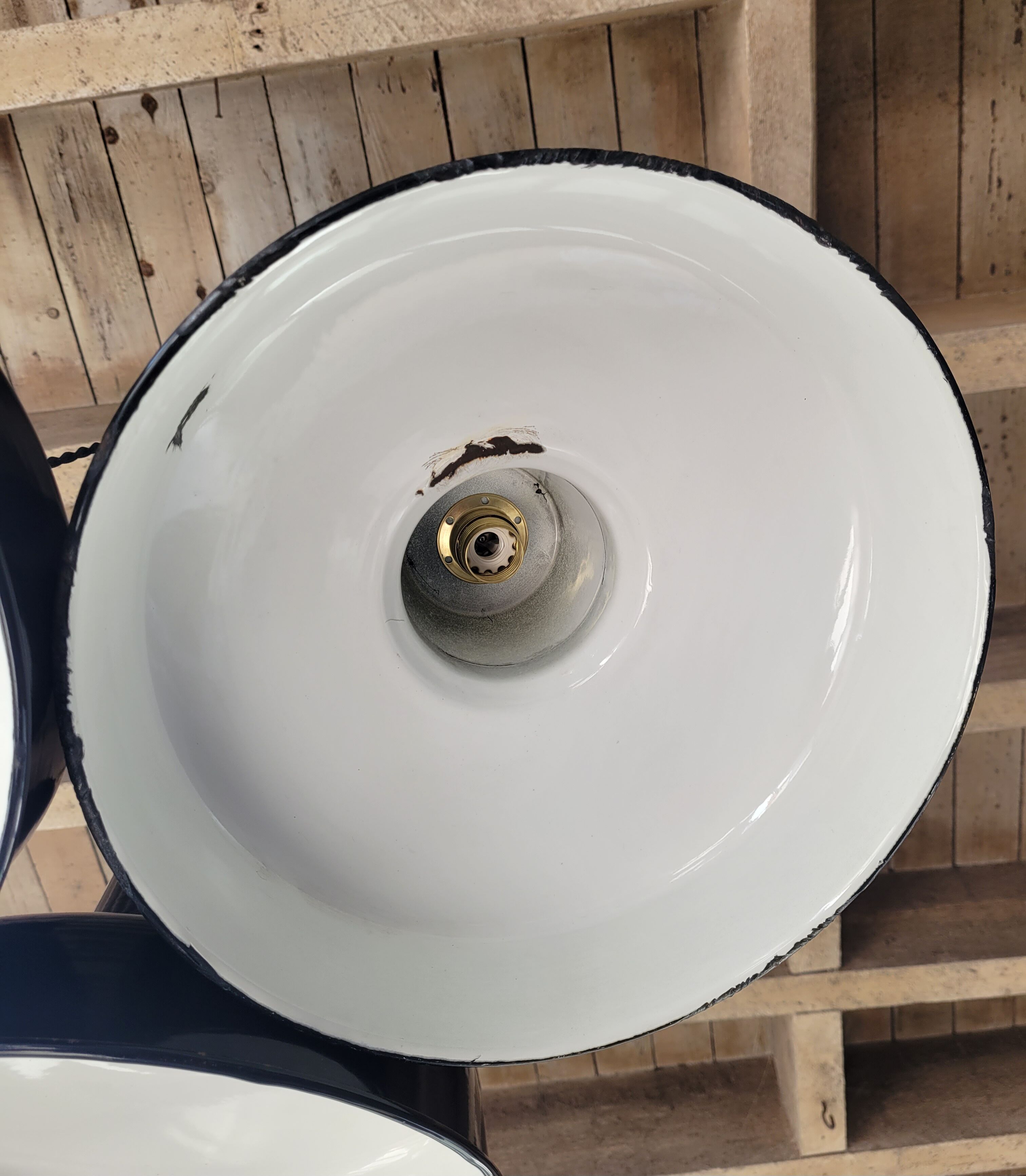 Trio of suspensions in enamelled sheet metal