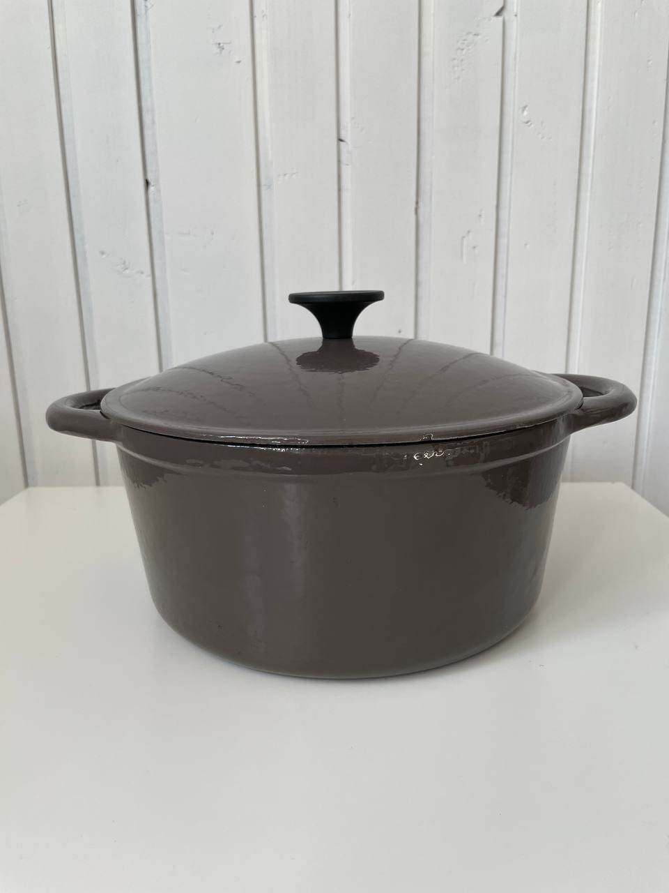 Round enameled cast iron casserole dish 26cm