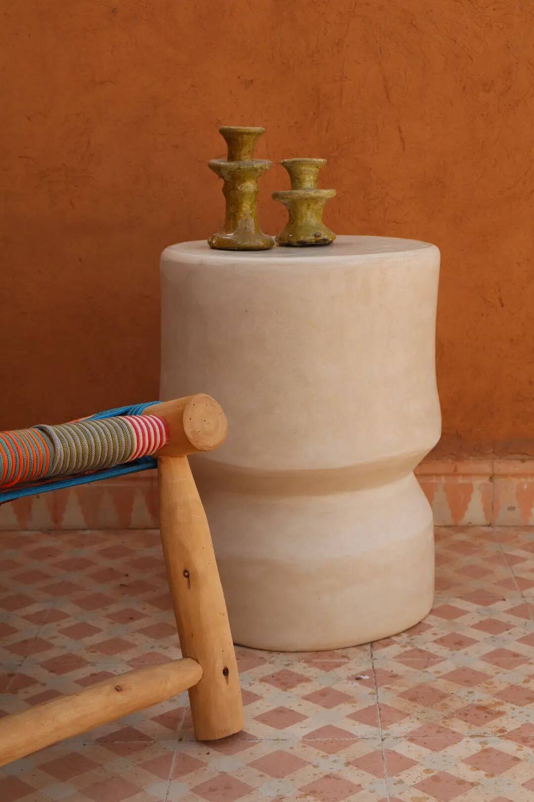 Sculptural side table in tadelakt