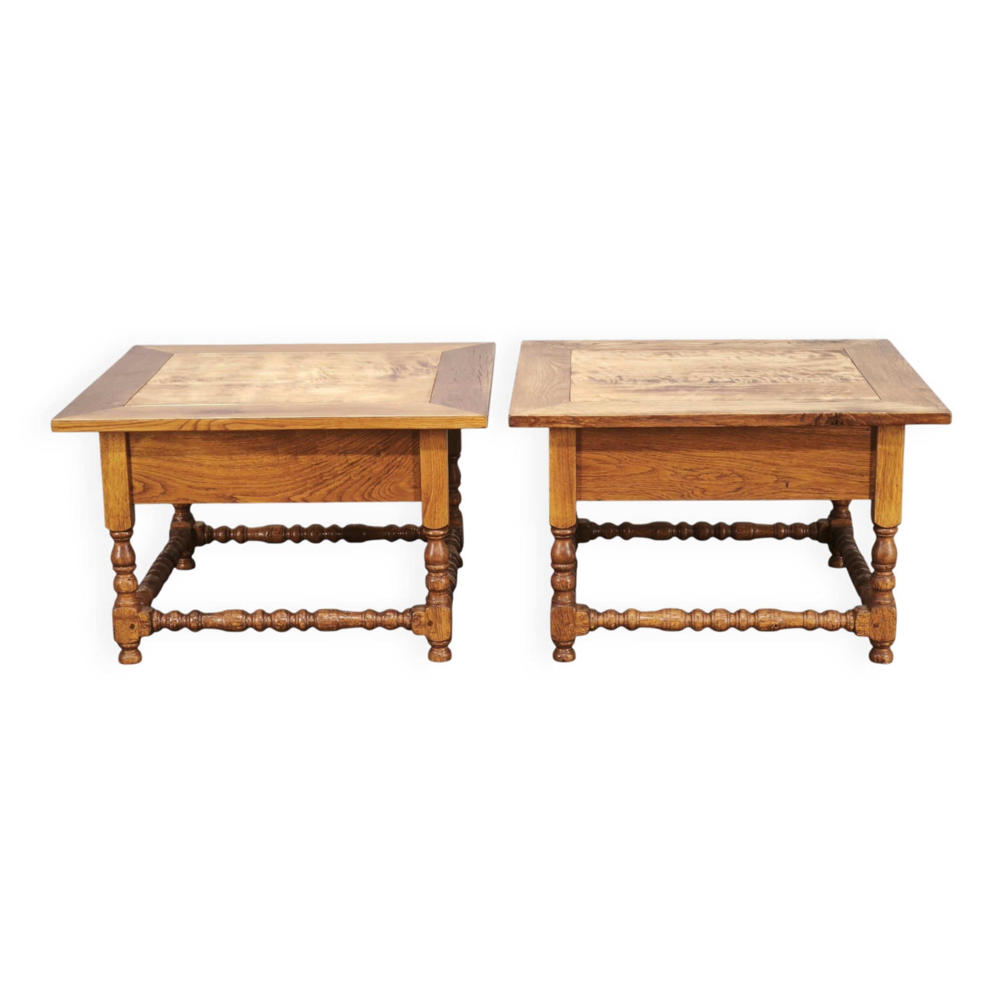 Paire de grandes tables de nuit en chêne massif européen, années 1980.
