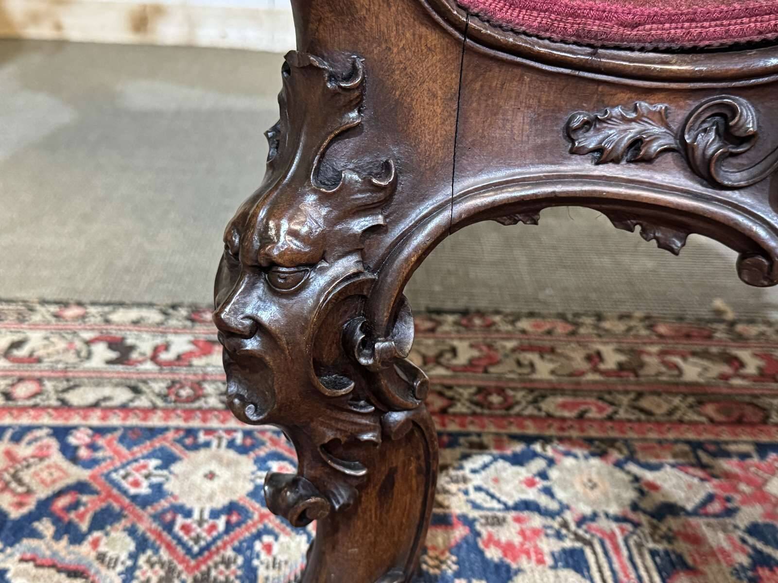 Fauteuil en acajou 19ème richement sculpté de style baroque