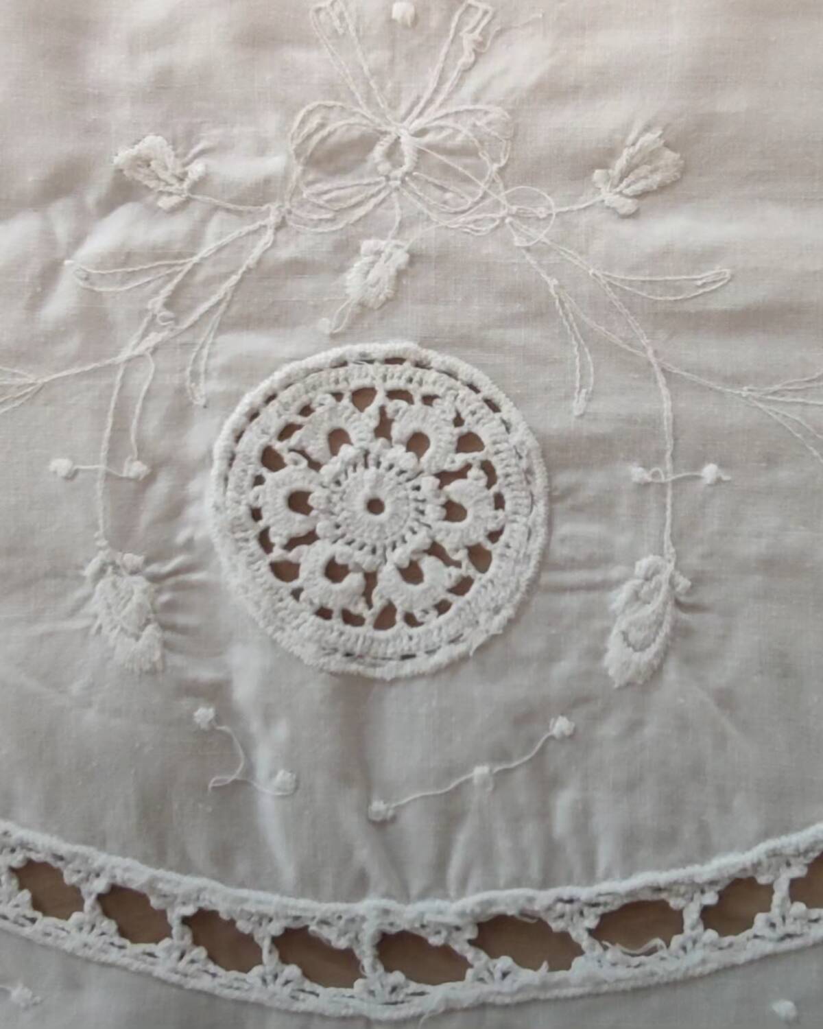 Old tablecloth and 12 napkins, table linen