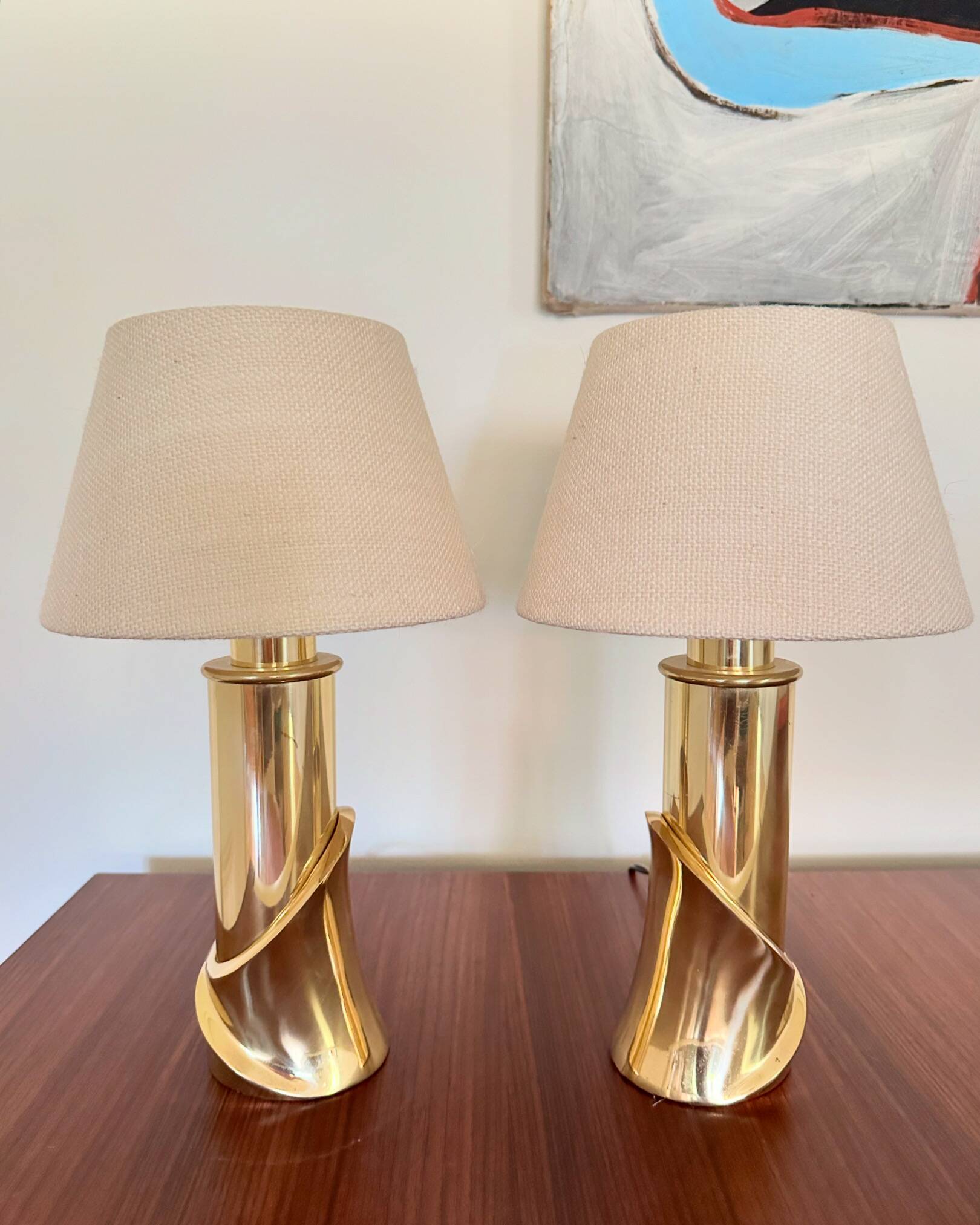 2 bedside lamps