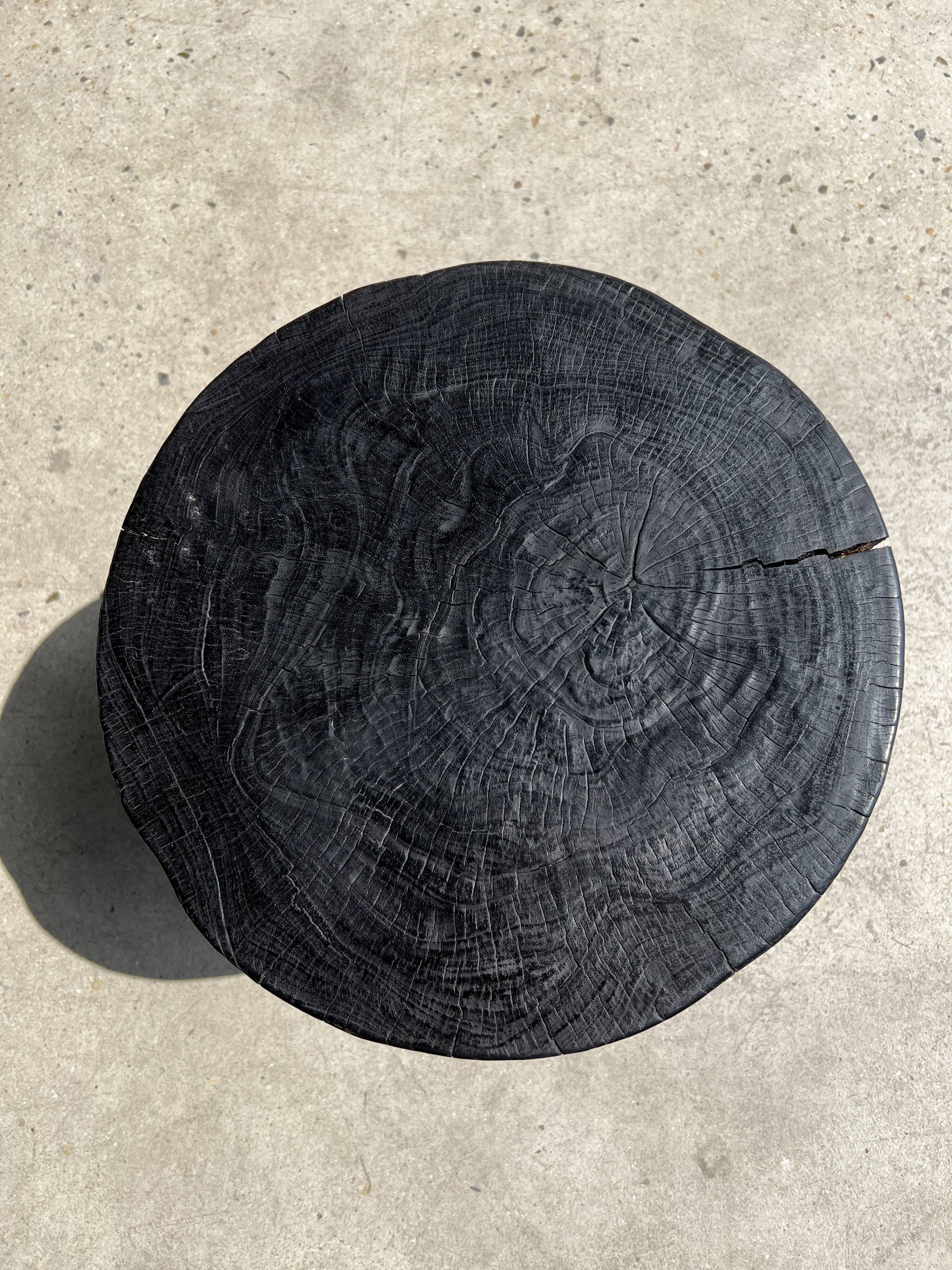 Black mango wood tripod side table with a semi-spherical top, height: 45 cm, diameter: 44 cm.